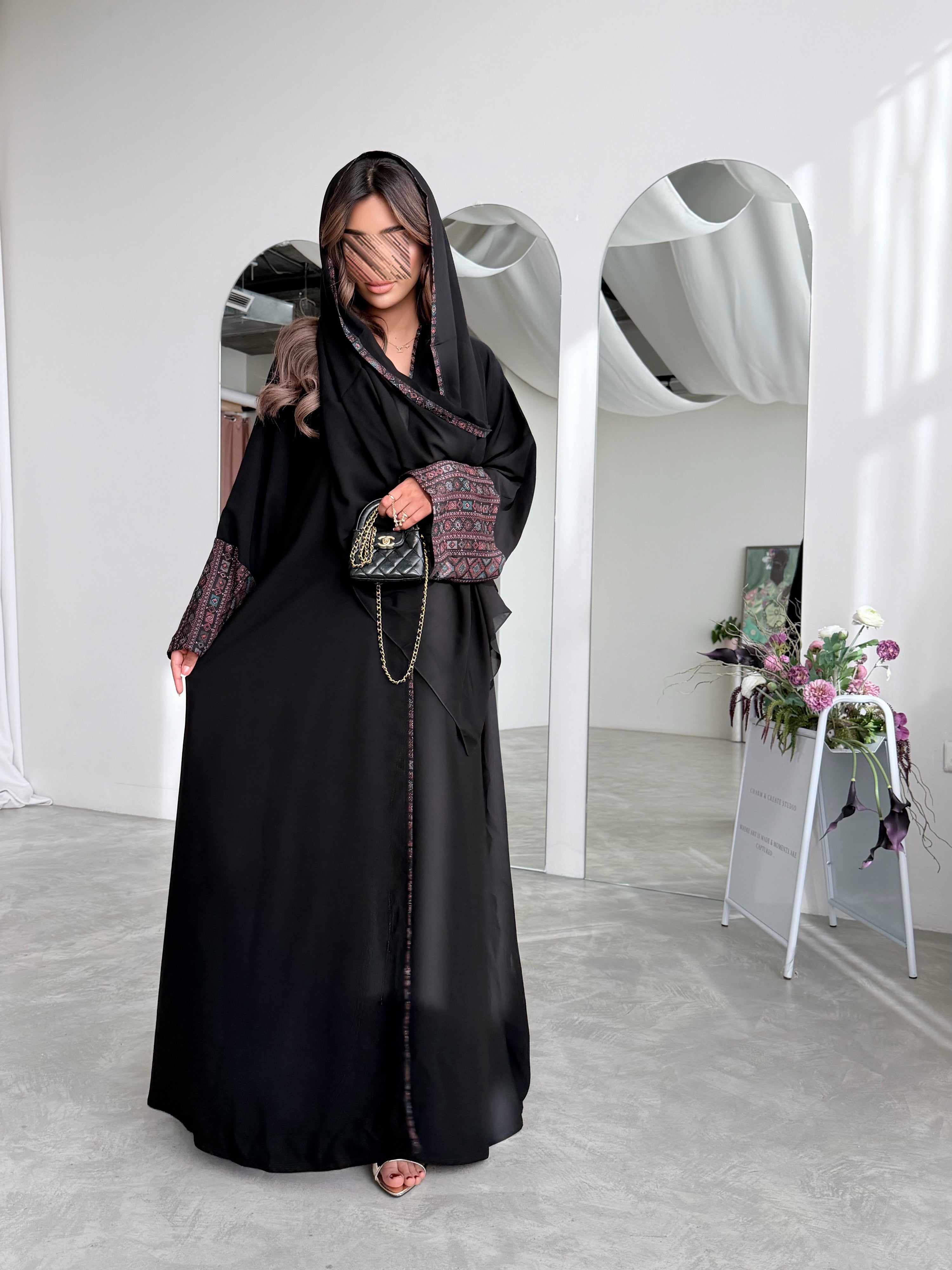 MWT786 - عباية كريب مع تدخيلة كشميري - Aya