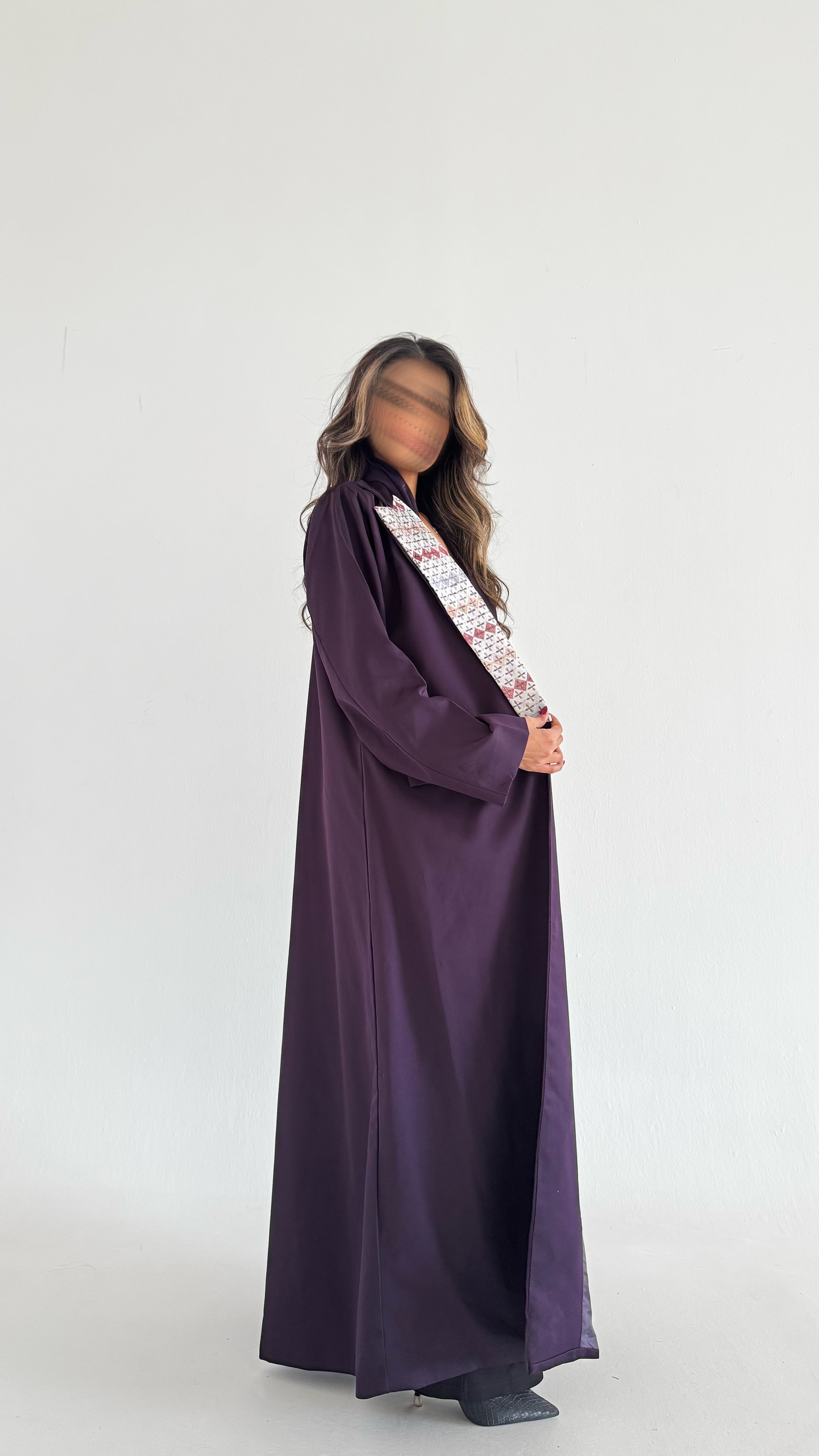 MW1706 - عباية بليزر بتطريز على الياقة - Aya