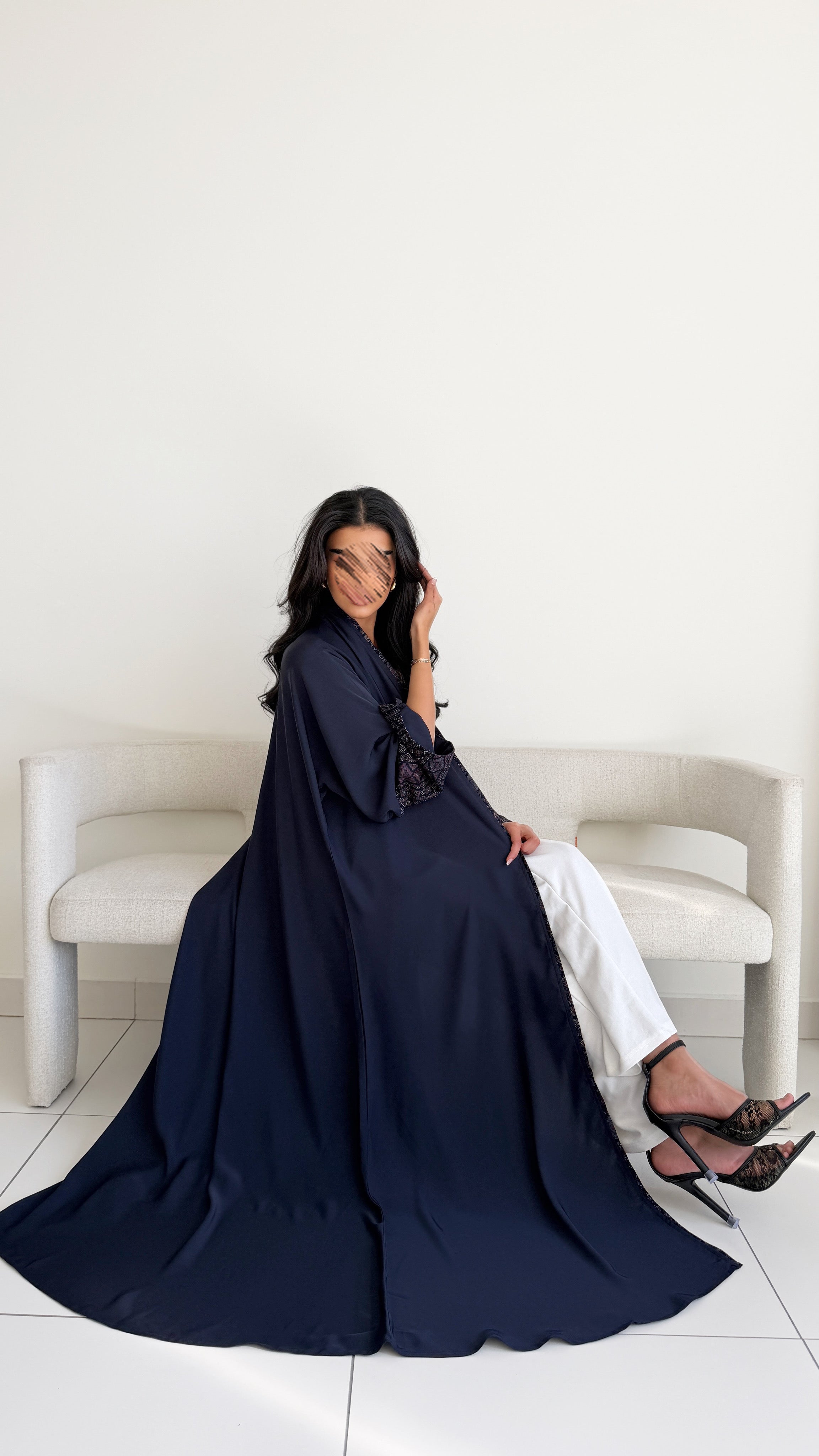 MWT785 - عباية كريب مع تدخيلة كشميري - Aya