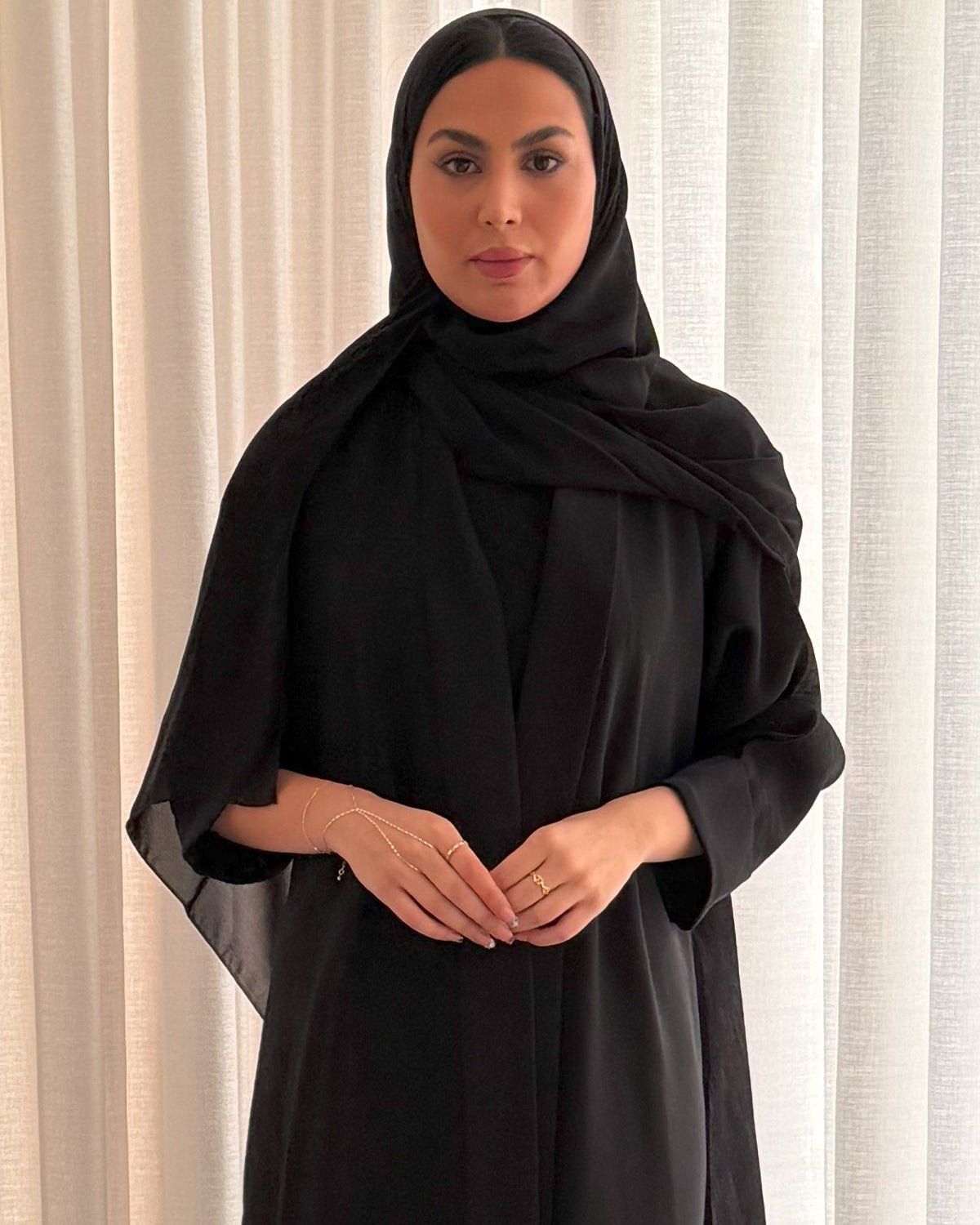 MW1323  - عباية سوداء نصف سادة ونصف نقشات جانبية ناعمة