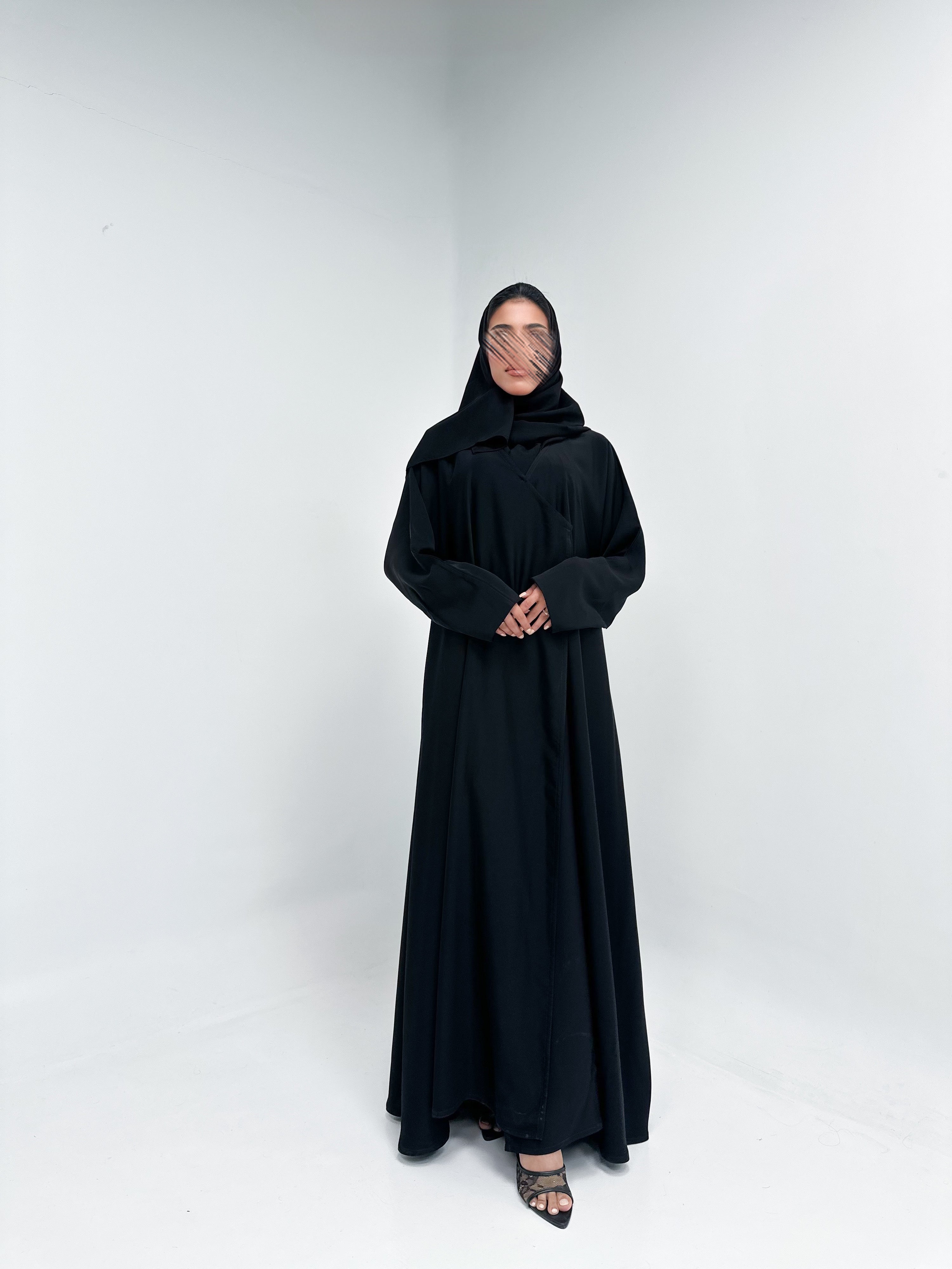 MW1447 -عباية مزينة بالأسود من الاكتاف والاكمام