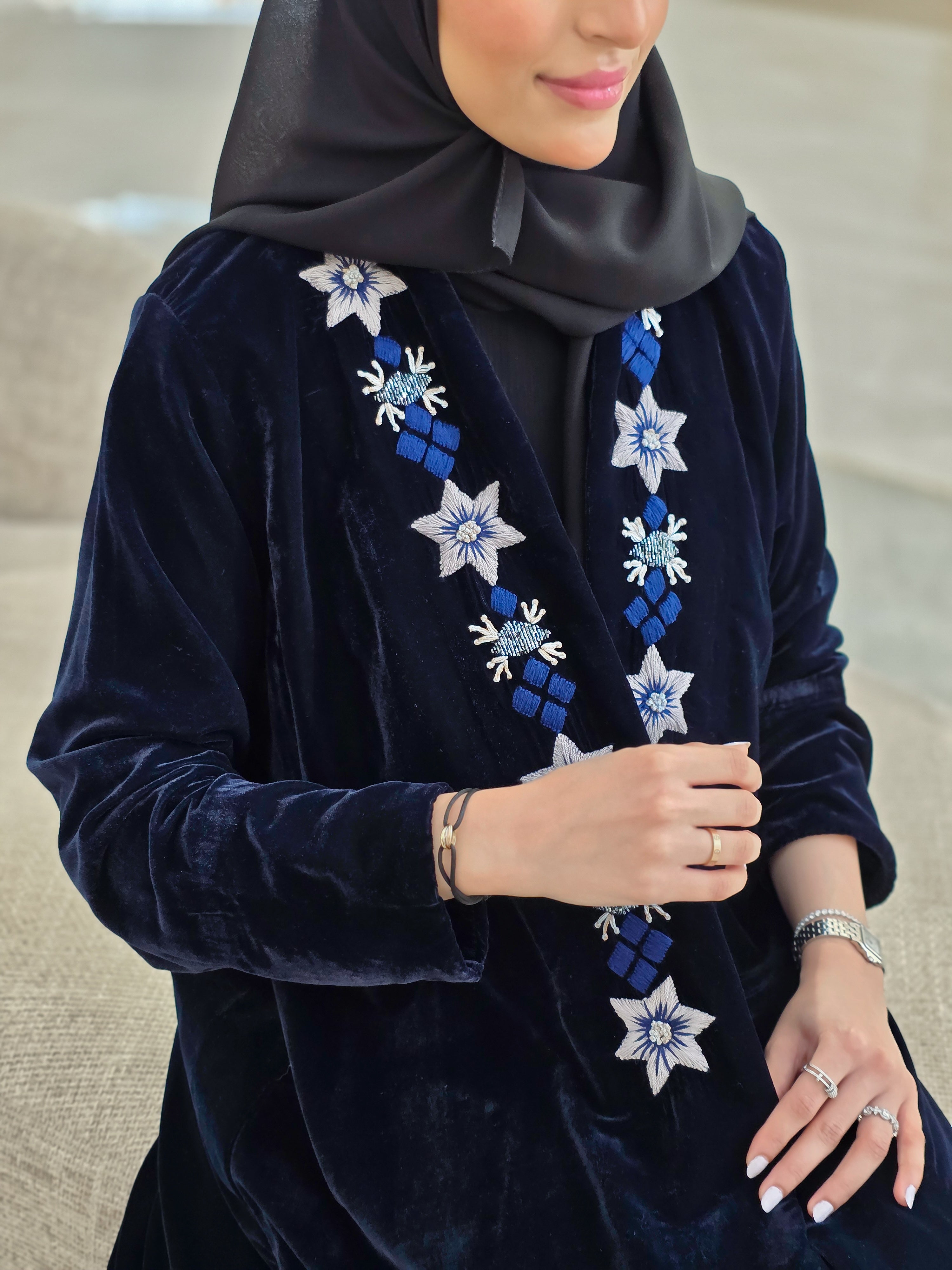 MWT360 - عباية مخمل كحلي تطريز شك