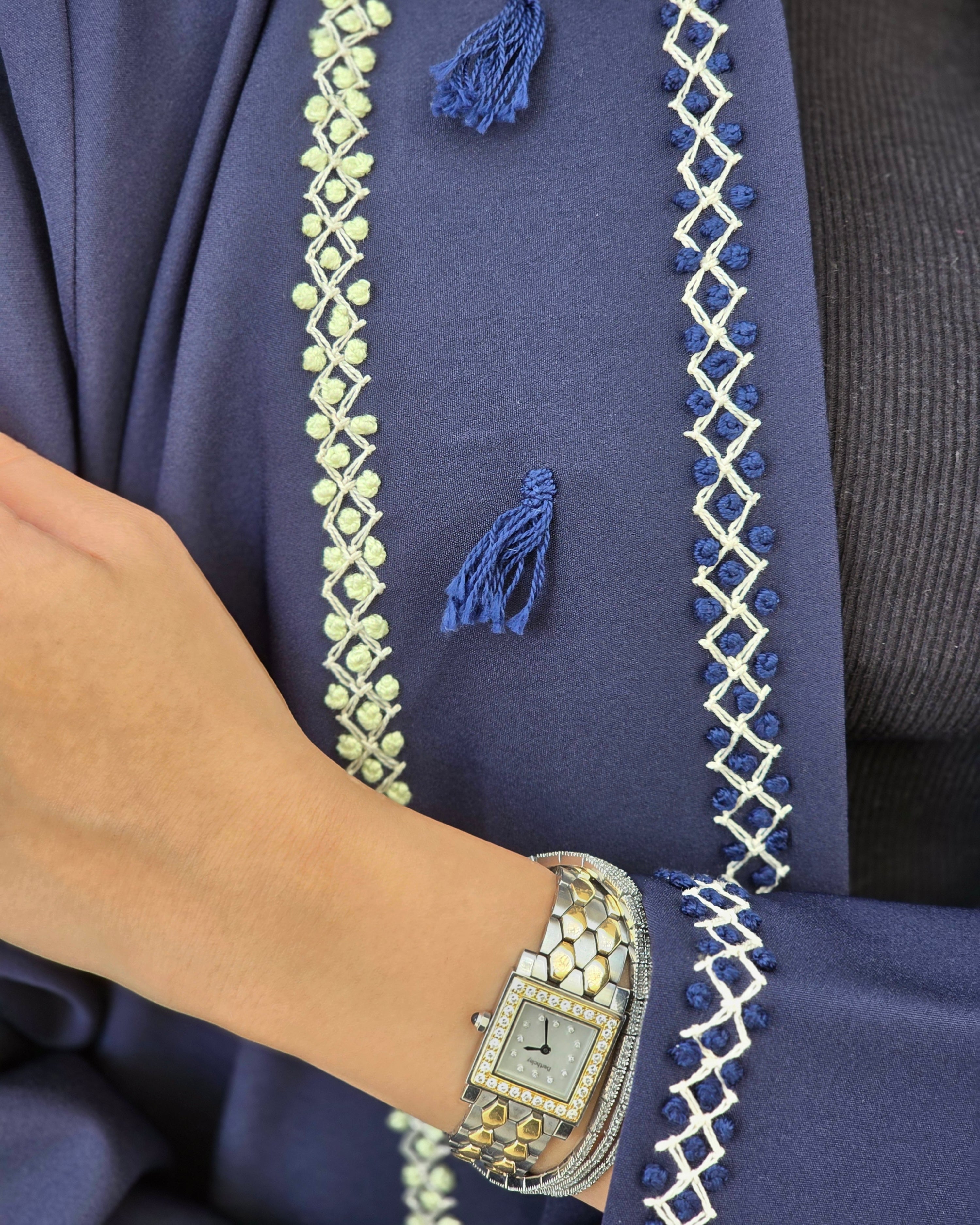 MWT661 - عباية كحلي تطريز من الامام - Aya