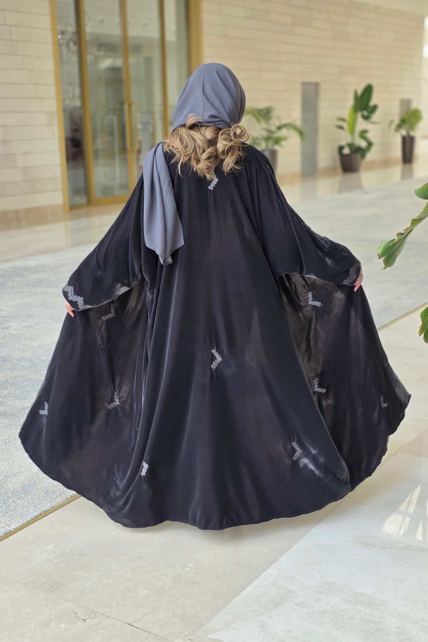 MWT653 - عباية مخمل تطريز رصاصي - Aya