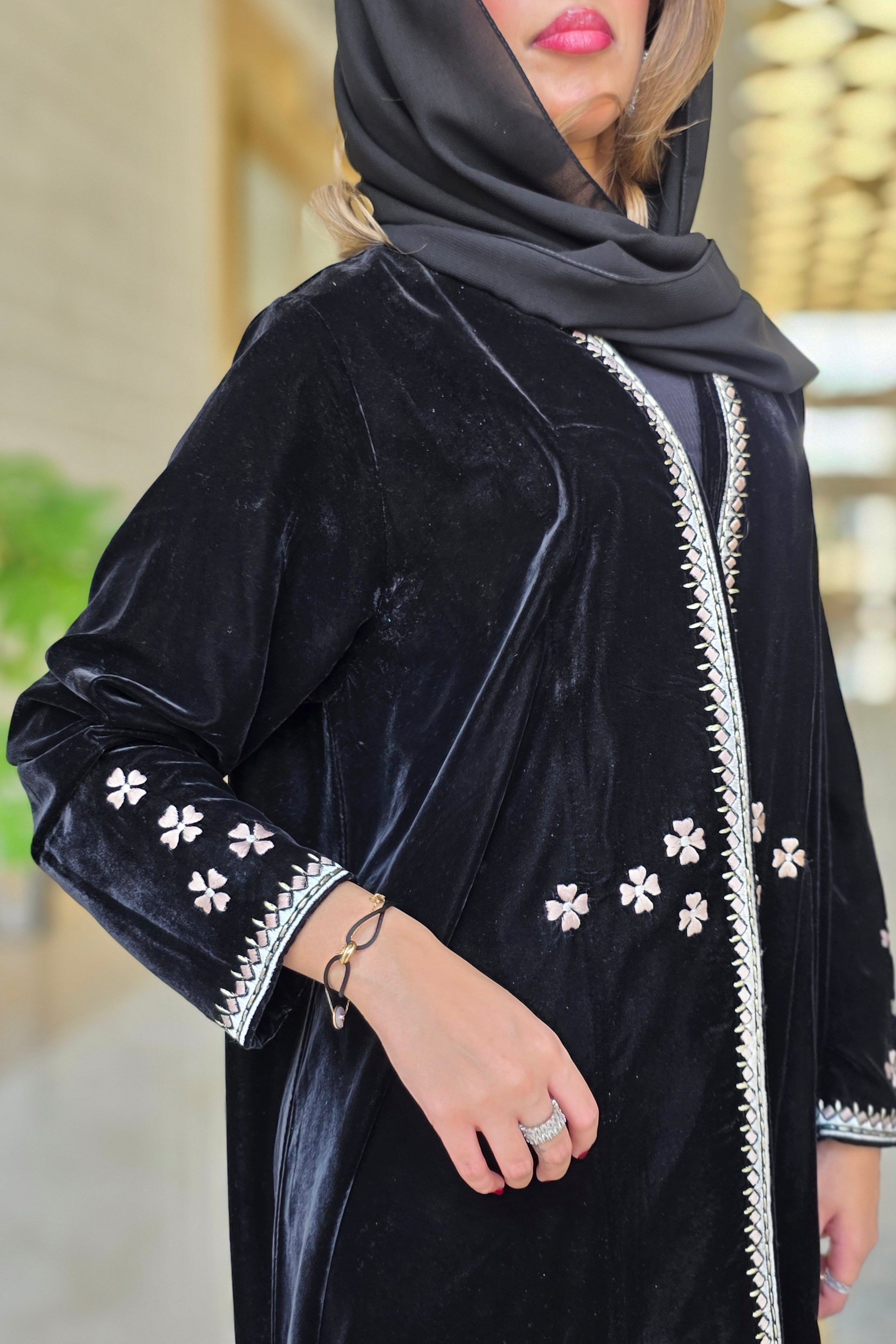MWT655 - عباية تطريز مخمل اسود - Aya