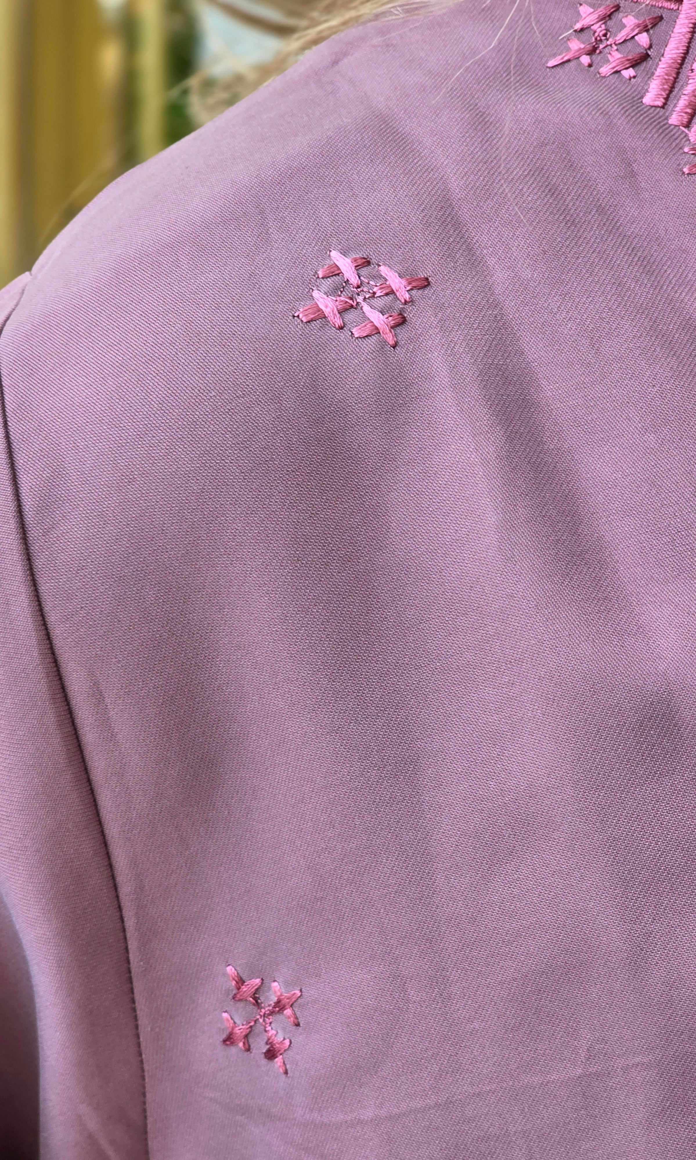 MWT686 -عباية وردية مع تطريز