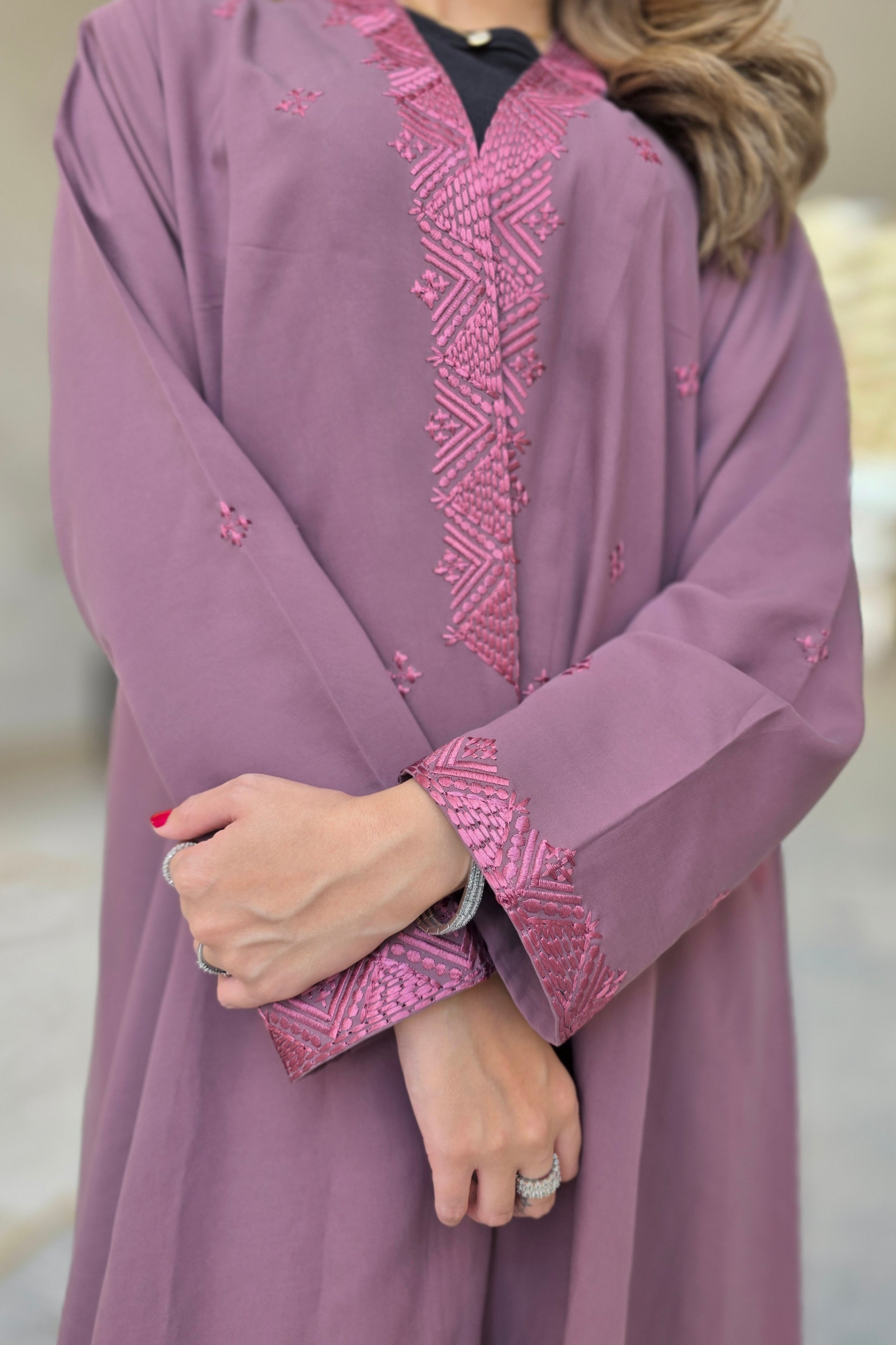 MWT686 -عباية وردية مع تطريز