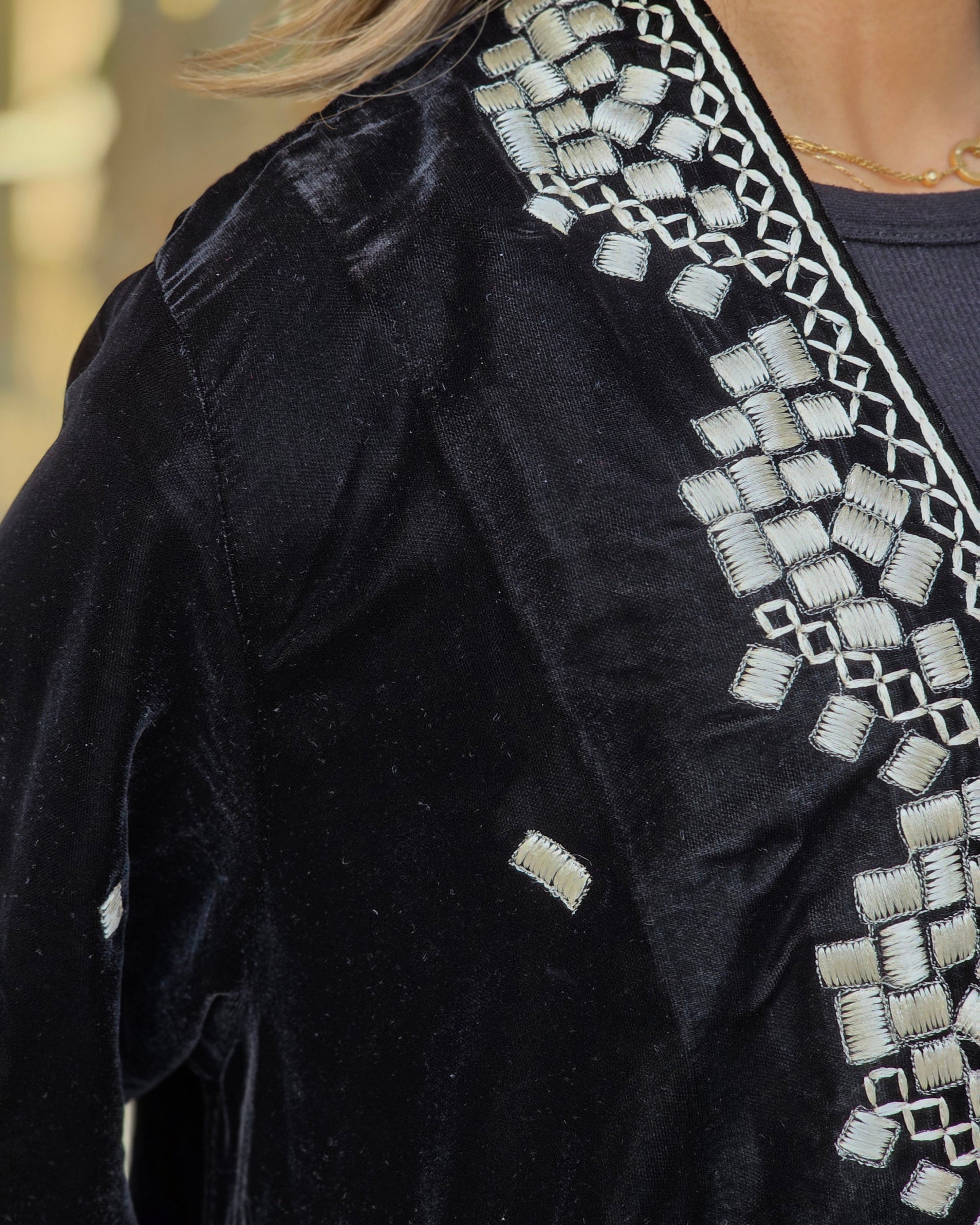 MWT684 - عباية مخمل اسود  تطريز من الامام - Aya