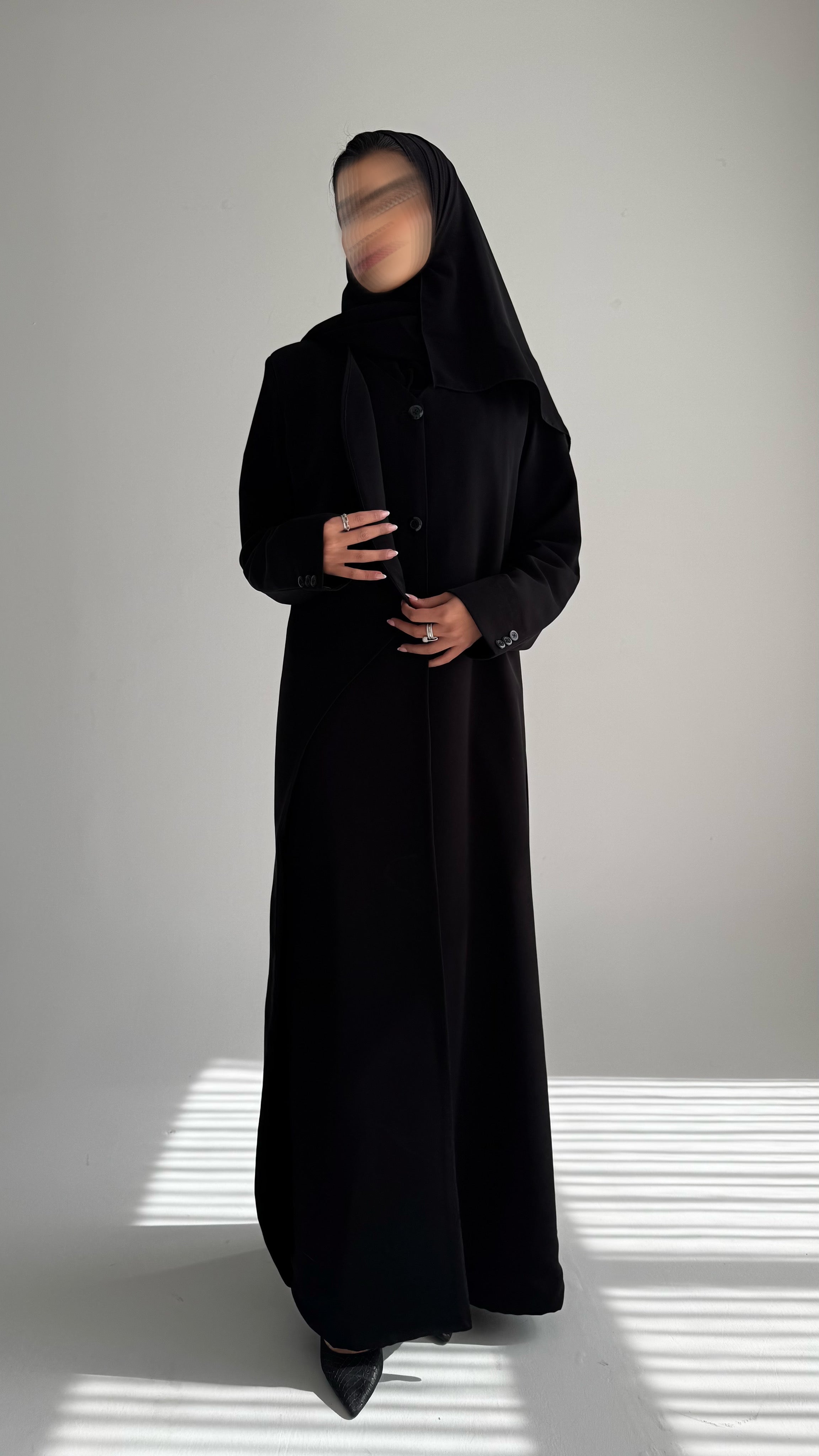 MW1869 - عباية بليزر بقصة من الامام عند الصدر