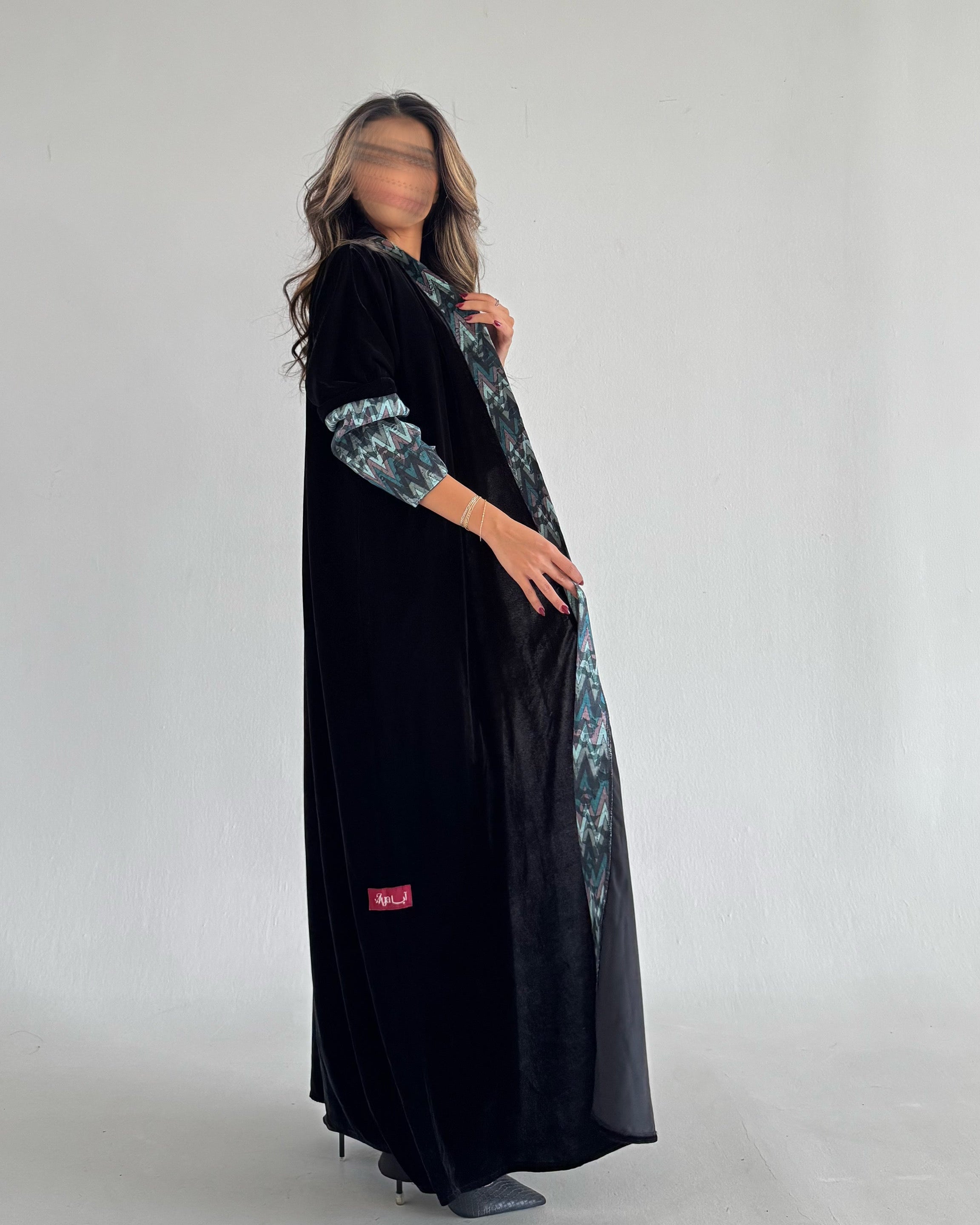 MWT561 - عباية مخمل مع تدخيلة الوان - Aya