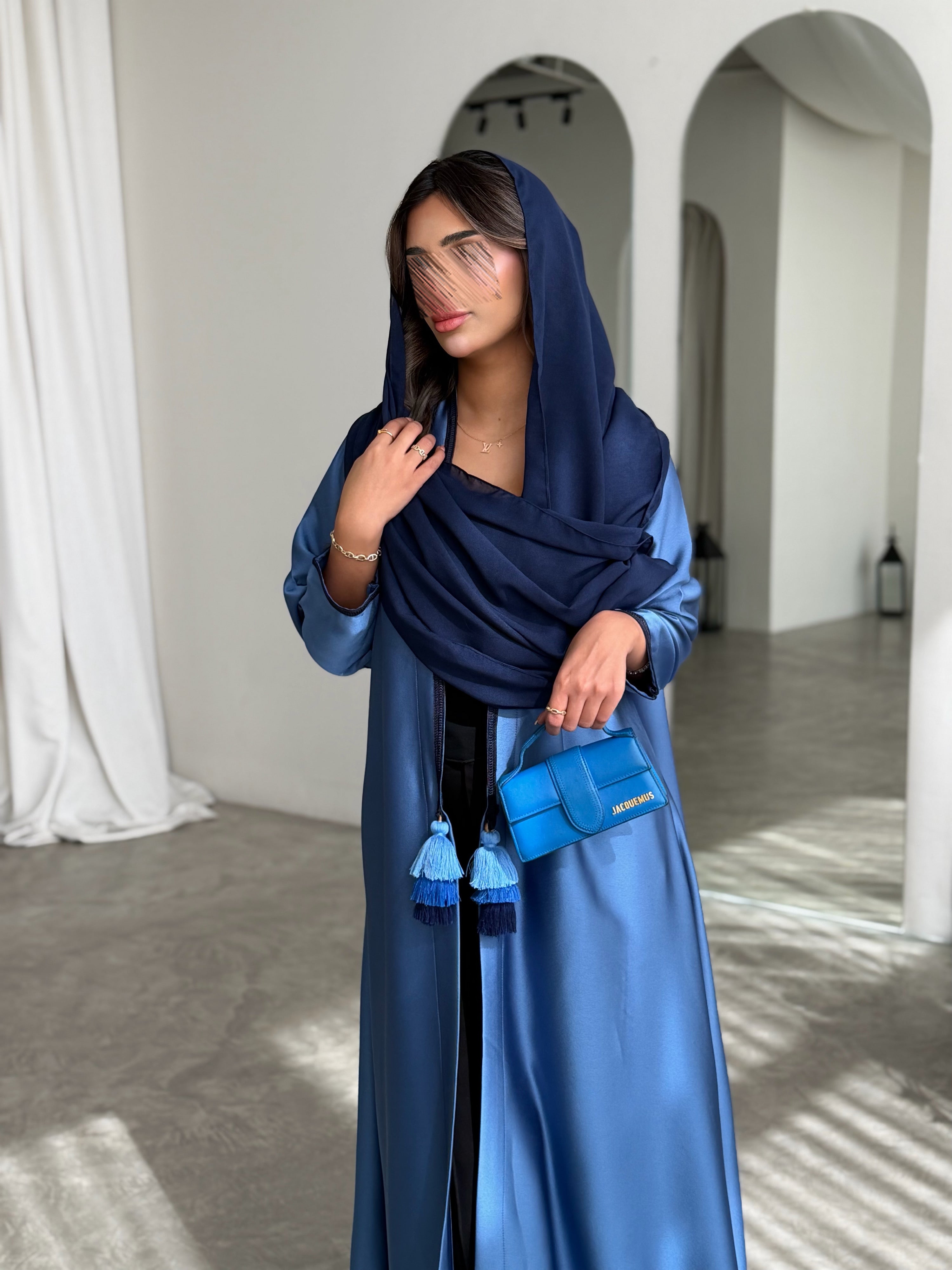 MWT771 - عباية كريب ازرق مع تدخيله دندوشة - Aya