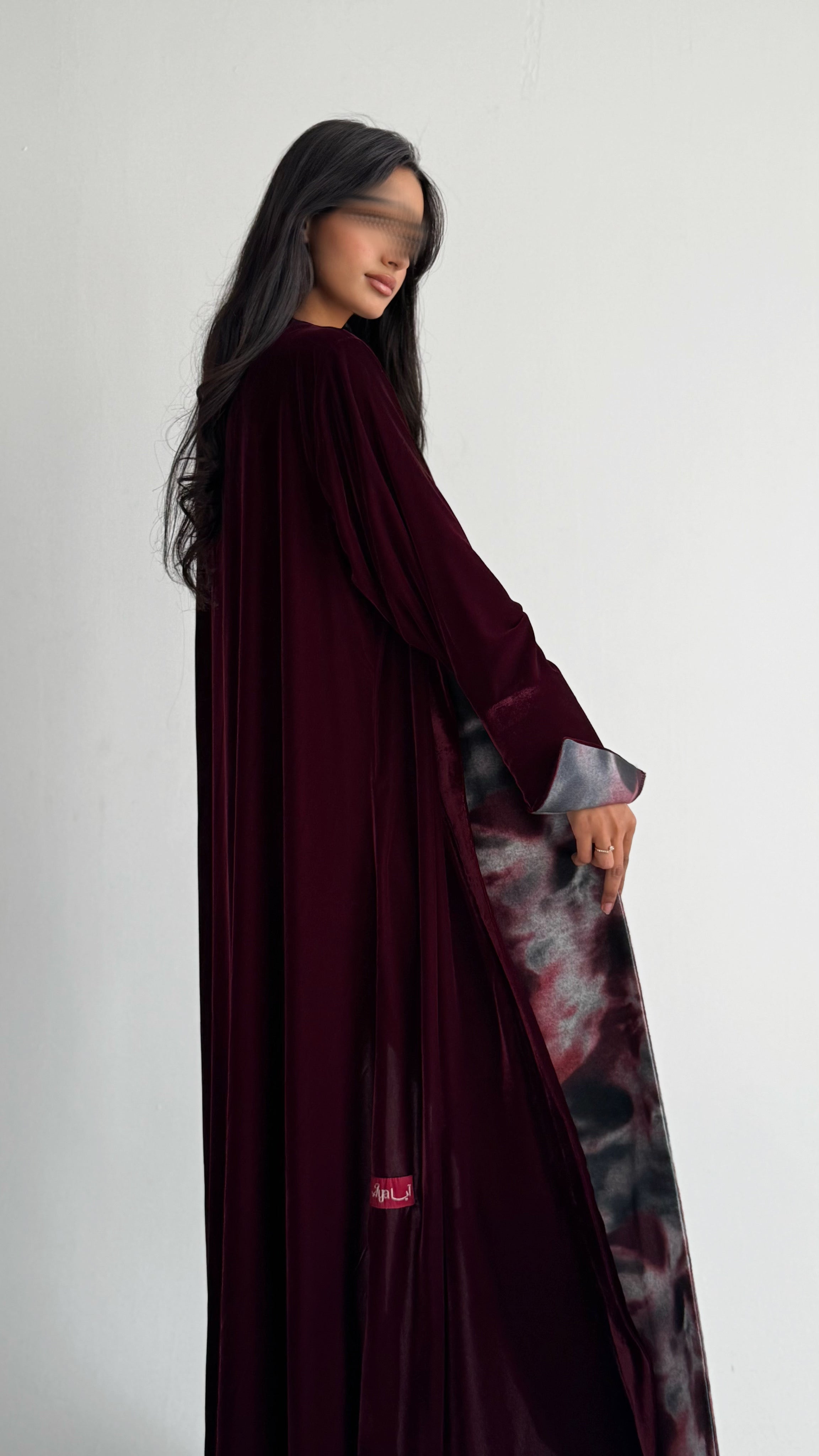 MW1846 - عباية مخمل فاخرة بتصميم قطعتين من الصوف الطباعة تمنحك اطلالة راقية وعصرية