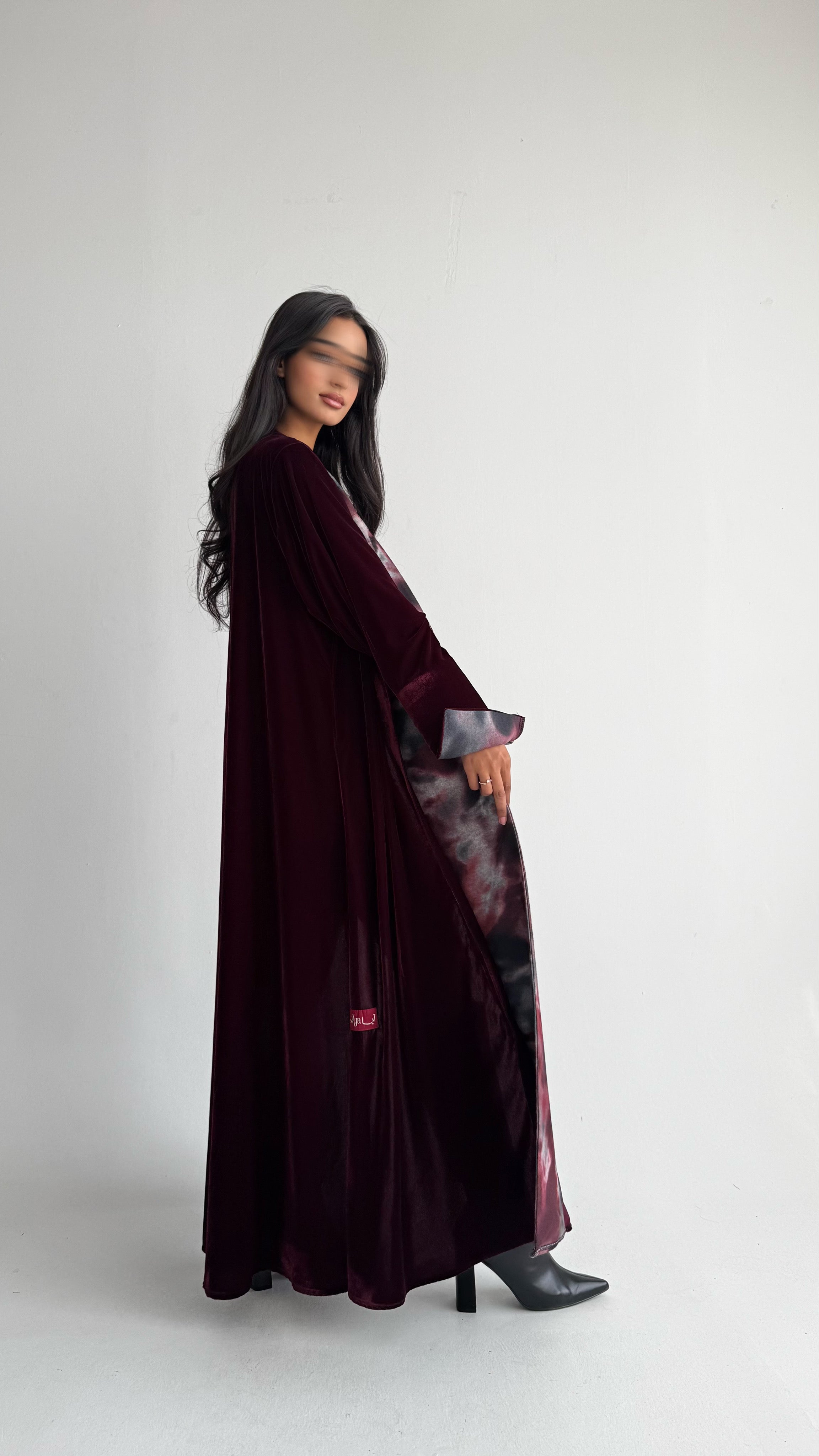 MW1846 - عباية مخمل فاخرة بتصميم قطعتين من الصوف الطباعة تمنحك اطلالة راقية وعصرية