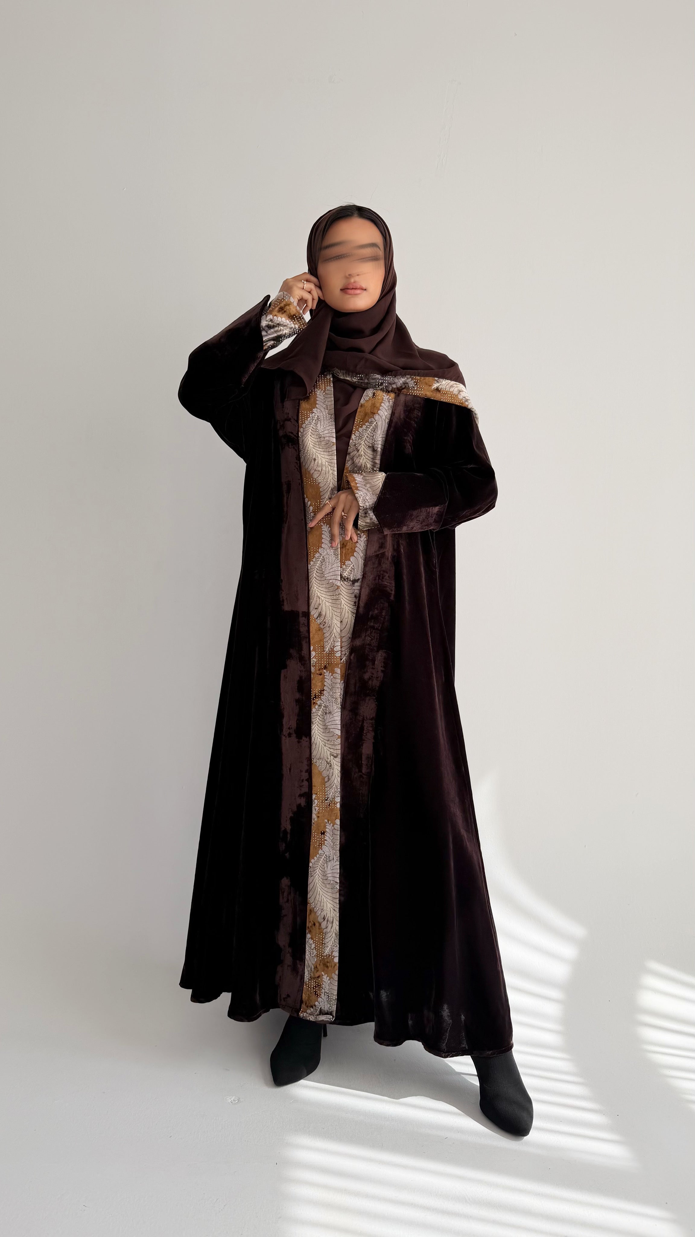 MWT822 - عباية مخمل مع تدخيلة من الامام والاكمام - Aya