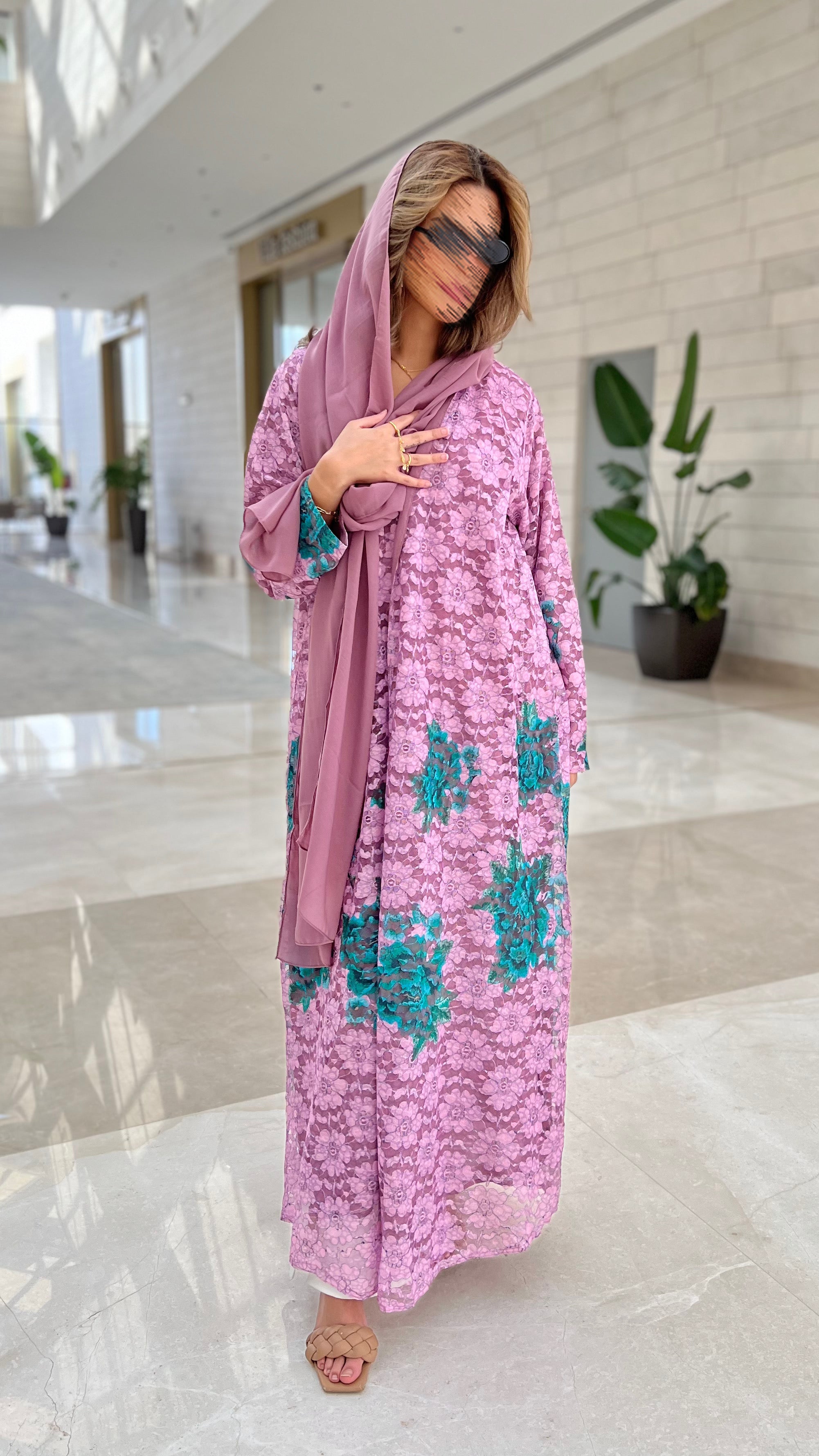MWT481 - عباية دانتيل زهري مع تدخيلة دانتيل اخضر - Aya