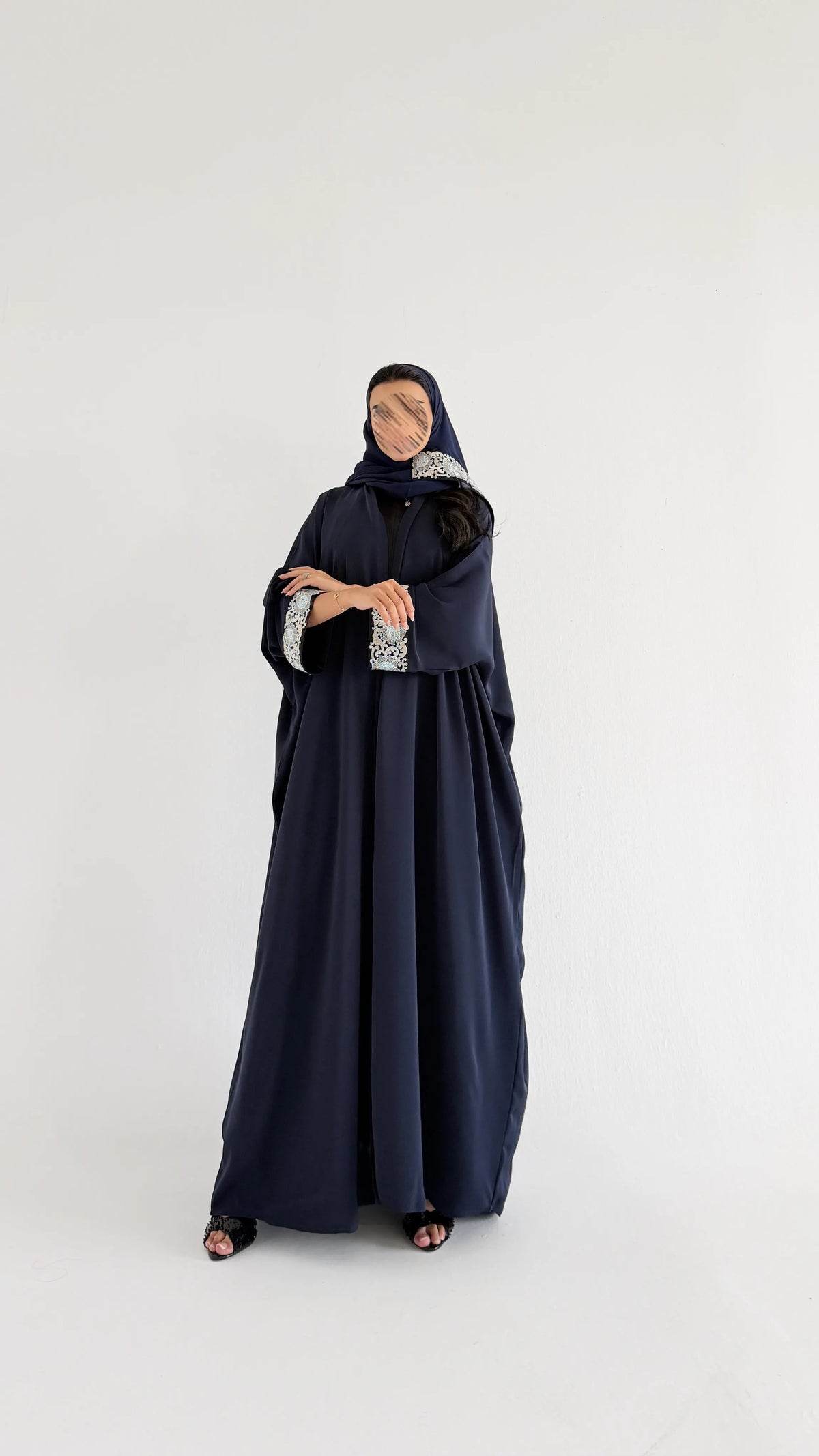 MWT5235 - عبايه كحلي بقماش يومي مع تدخيلات كلفة ورد