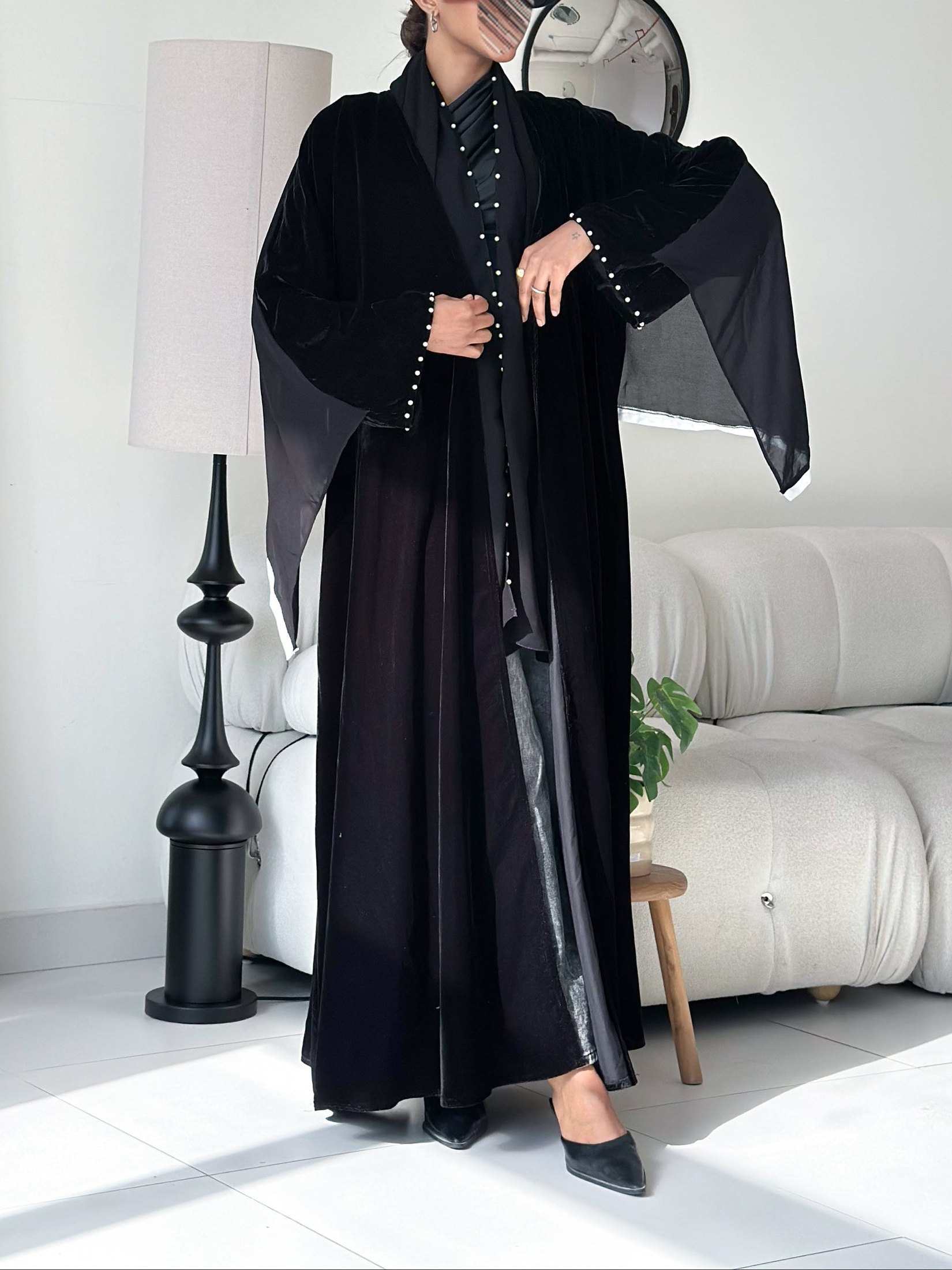 MWT690 - عباية مخمل اسود مع لؤلؤ - Aya
