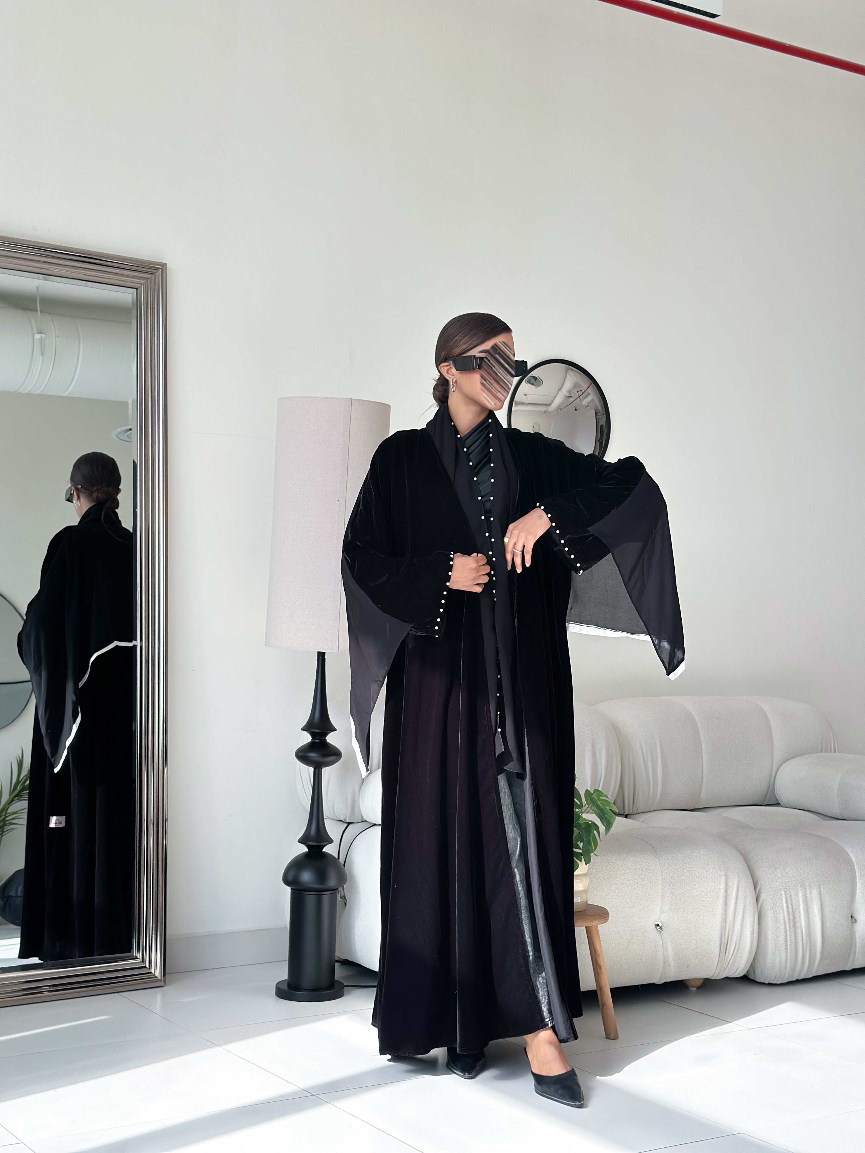 MWT690 - عباية مخمل اسود مع لؤلؤ