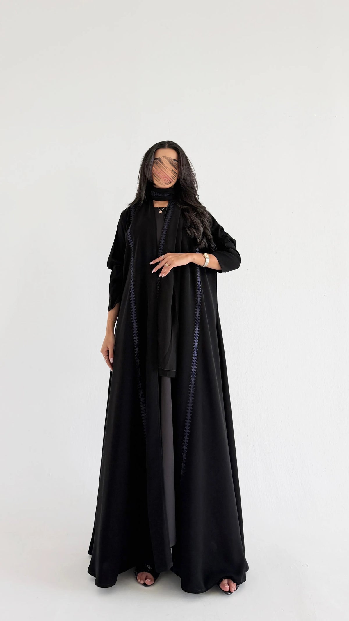 MW426 - عباية سوادء مطرزة
