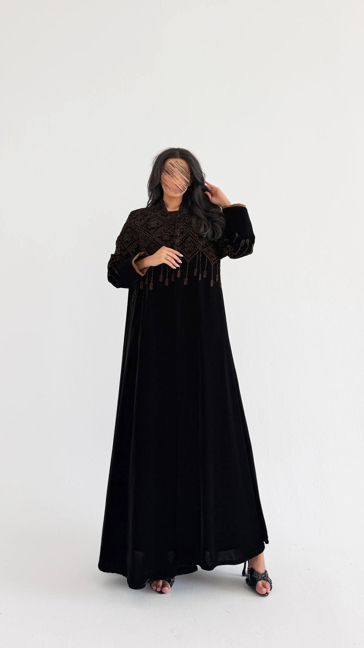 MWT2173 - عباية مخمل أسود مع كلفه كورشية - Aya