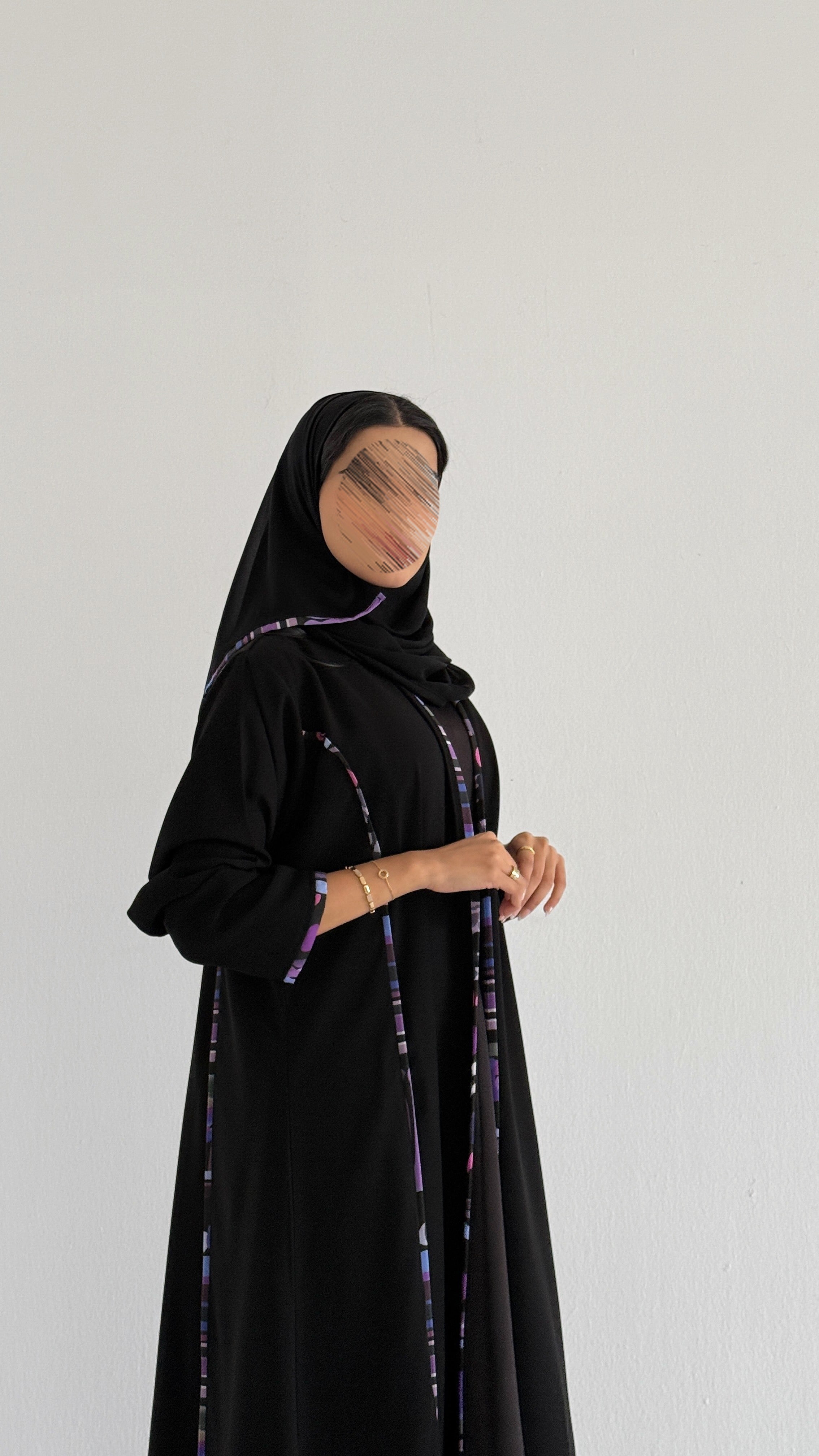 MWT2118 - عباية كريب اسود بتدخيلة أكمام بيج