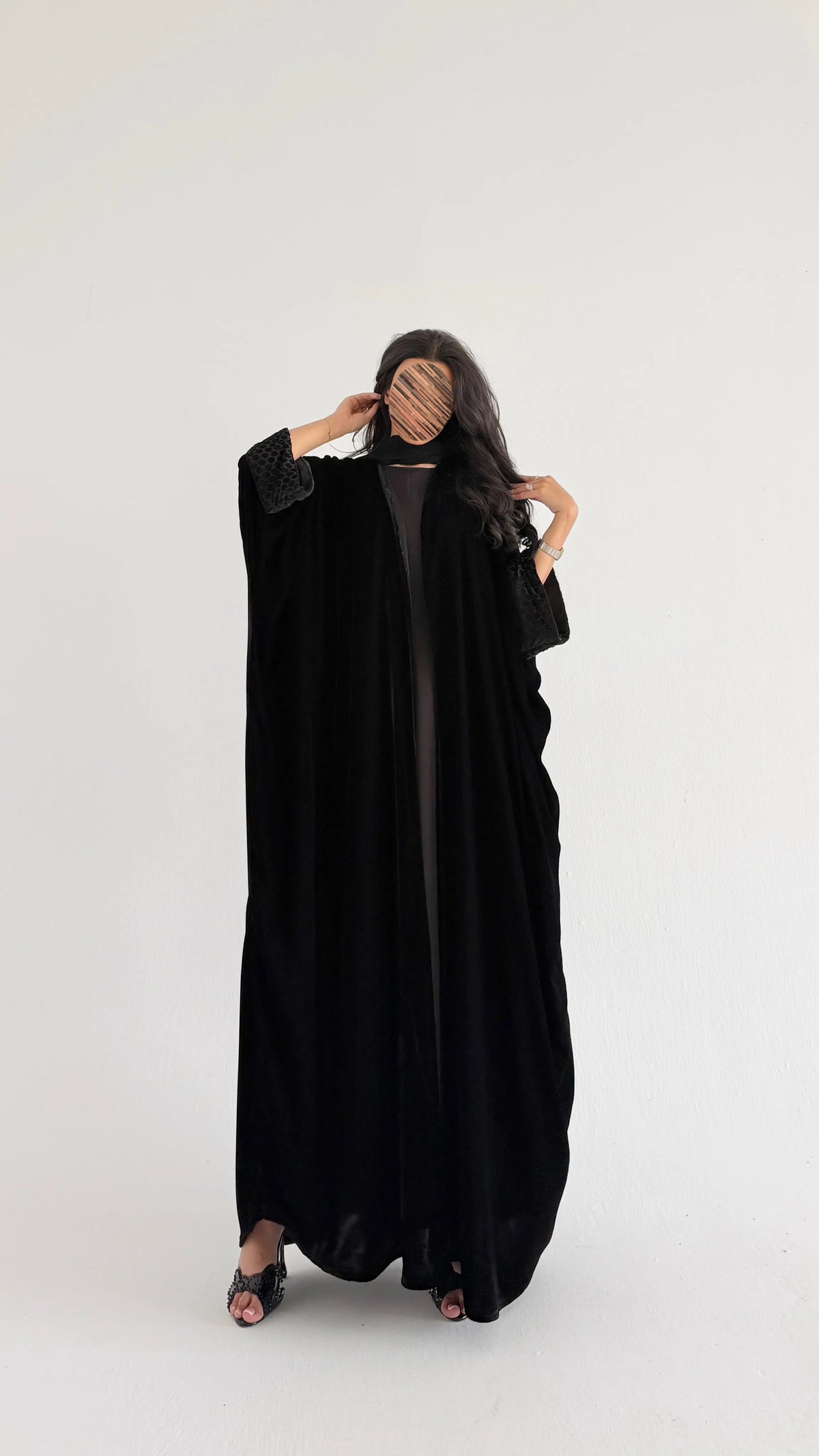 MWT2181 - عبايه مخمل بتدخيله لامعة سوداء - Aya