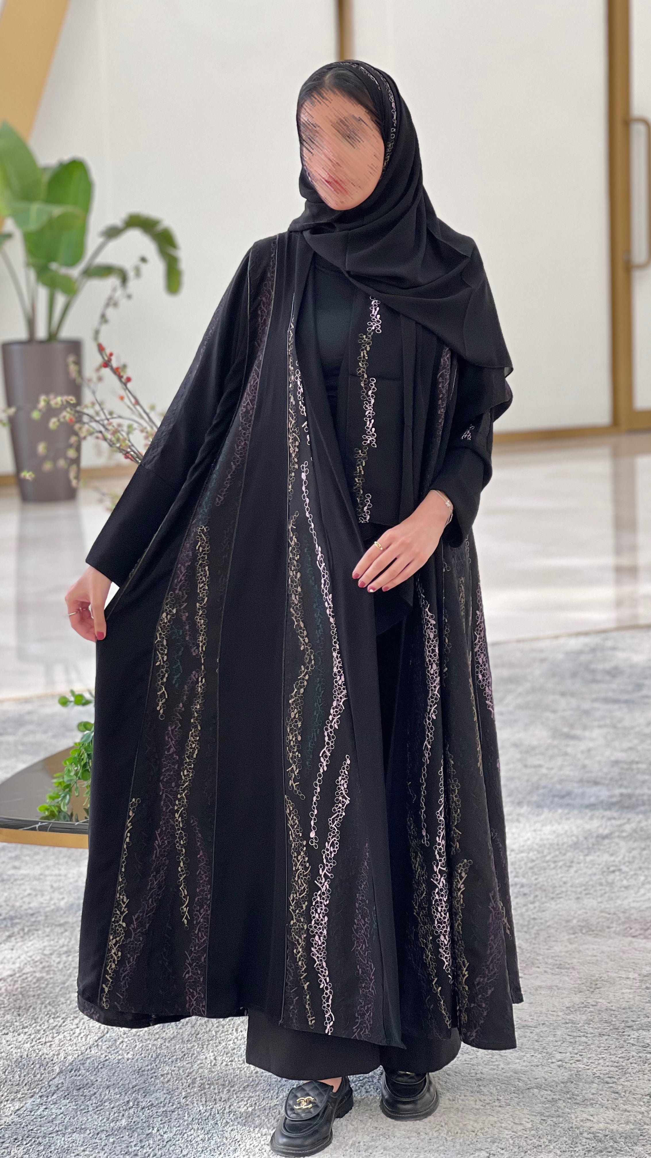 MW1650 - عباية اسود داخل شرايح من قماش كريم بتطريز كتان
