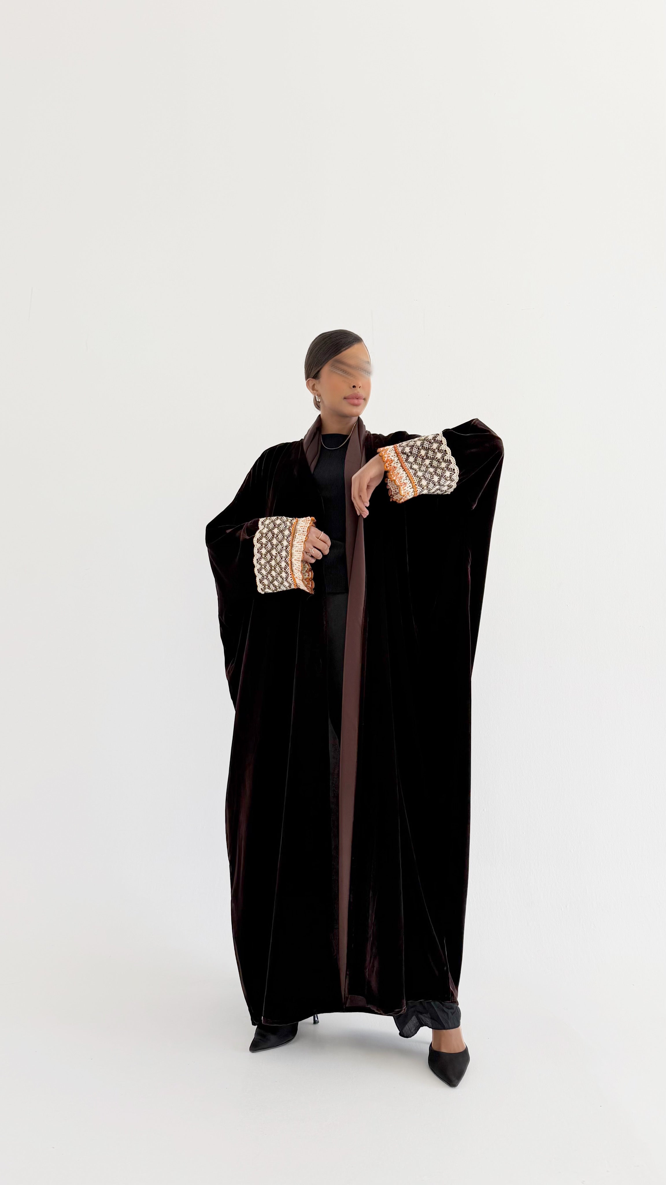 MW2003 -عباية مخمل اس اس مع اضافة الكورشية بالاكمام