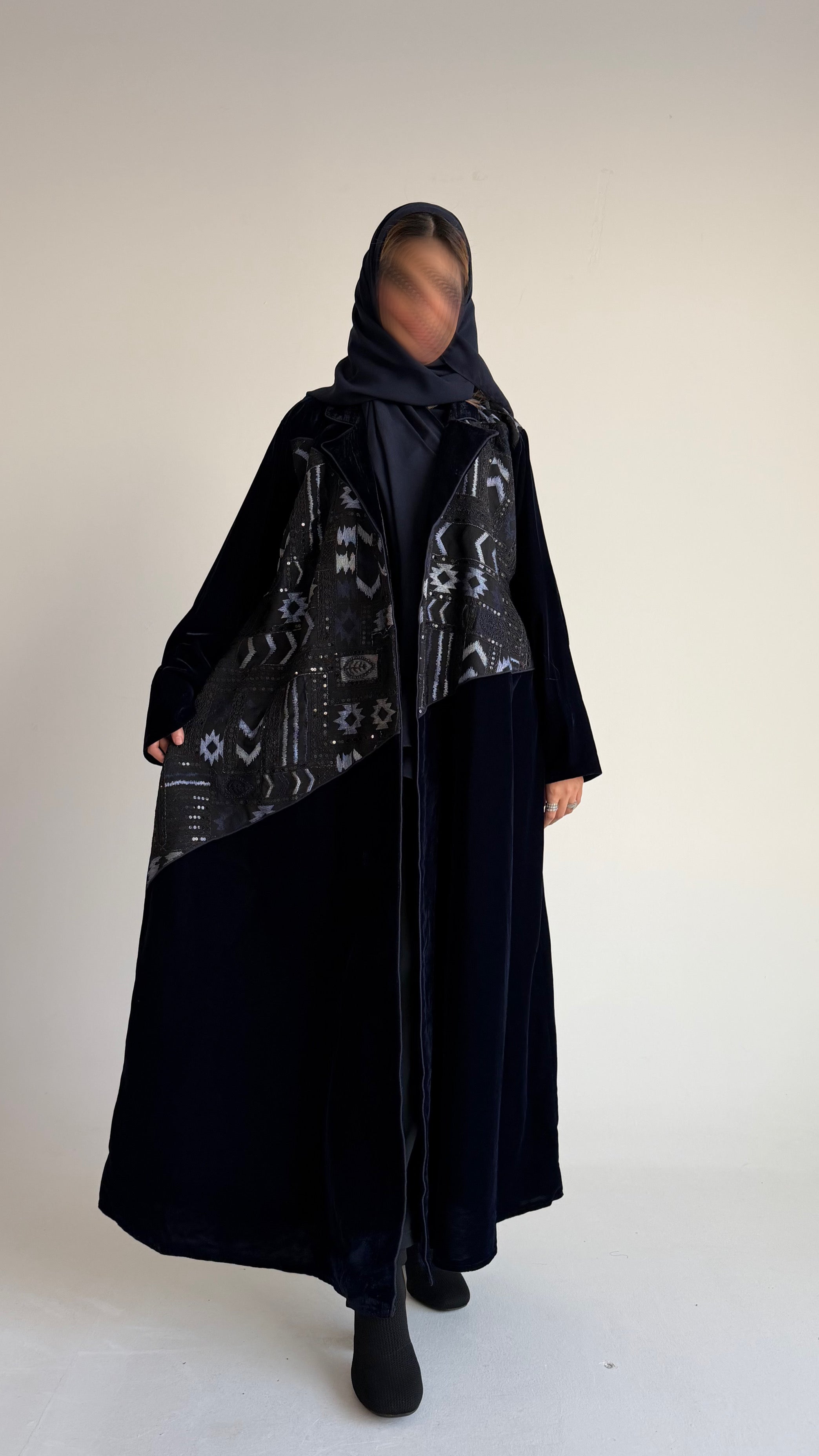 MWT546 - عباية مخمل كحلي مع تطريز هندي - Aya