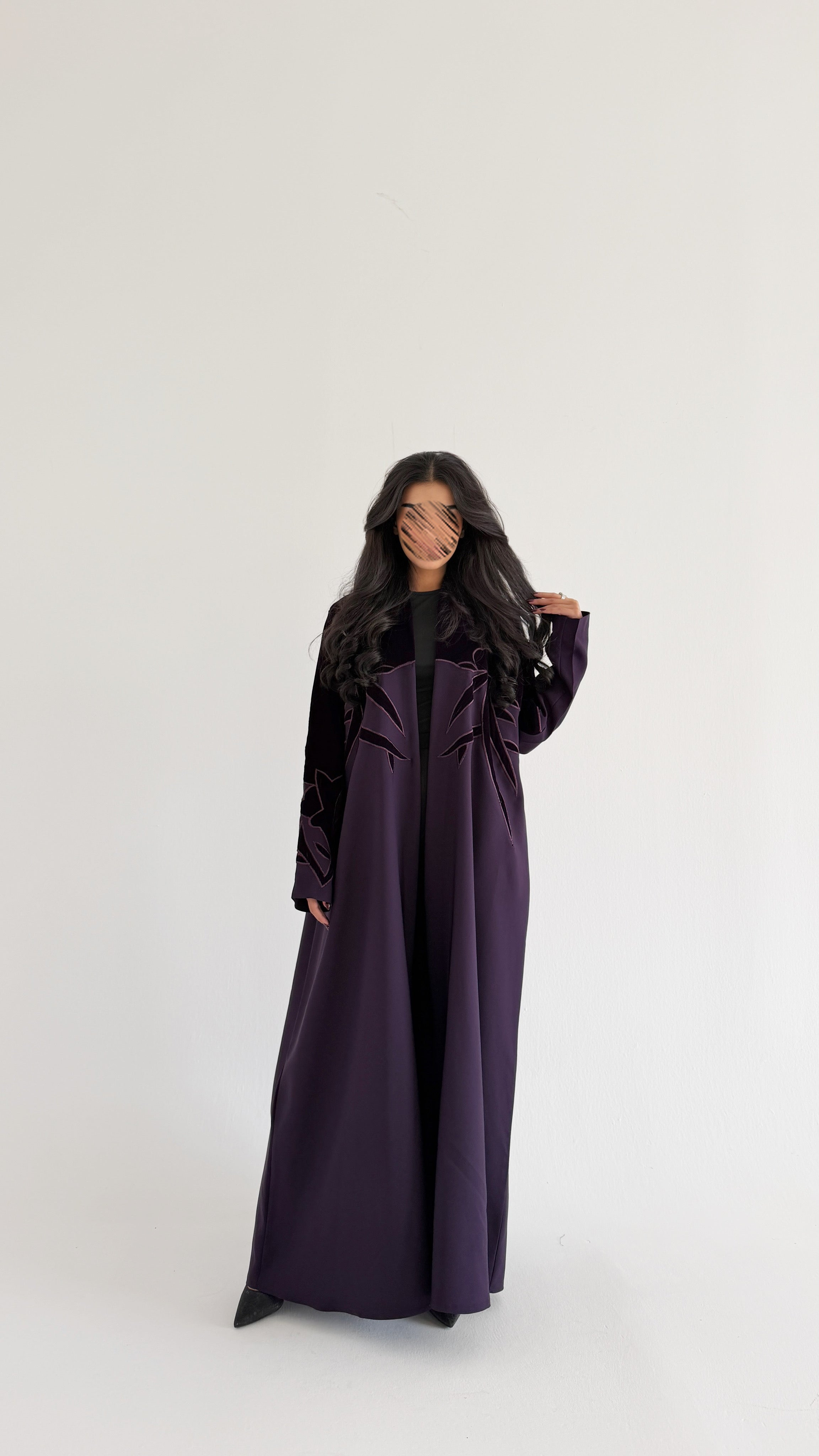 MWT896 - عبايه كريب مع تدخيله مخمل بشكل وردات - Aya