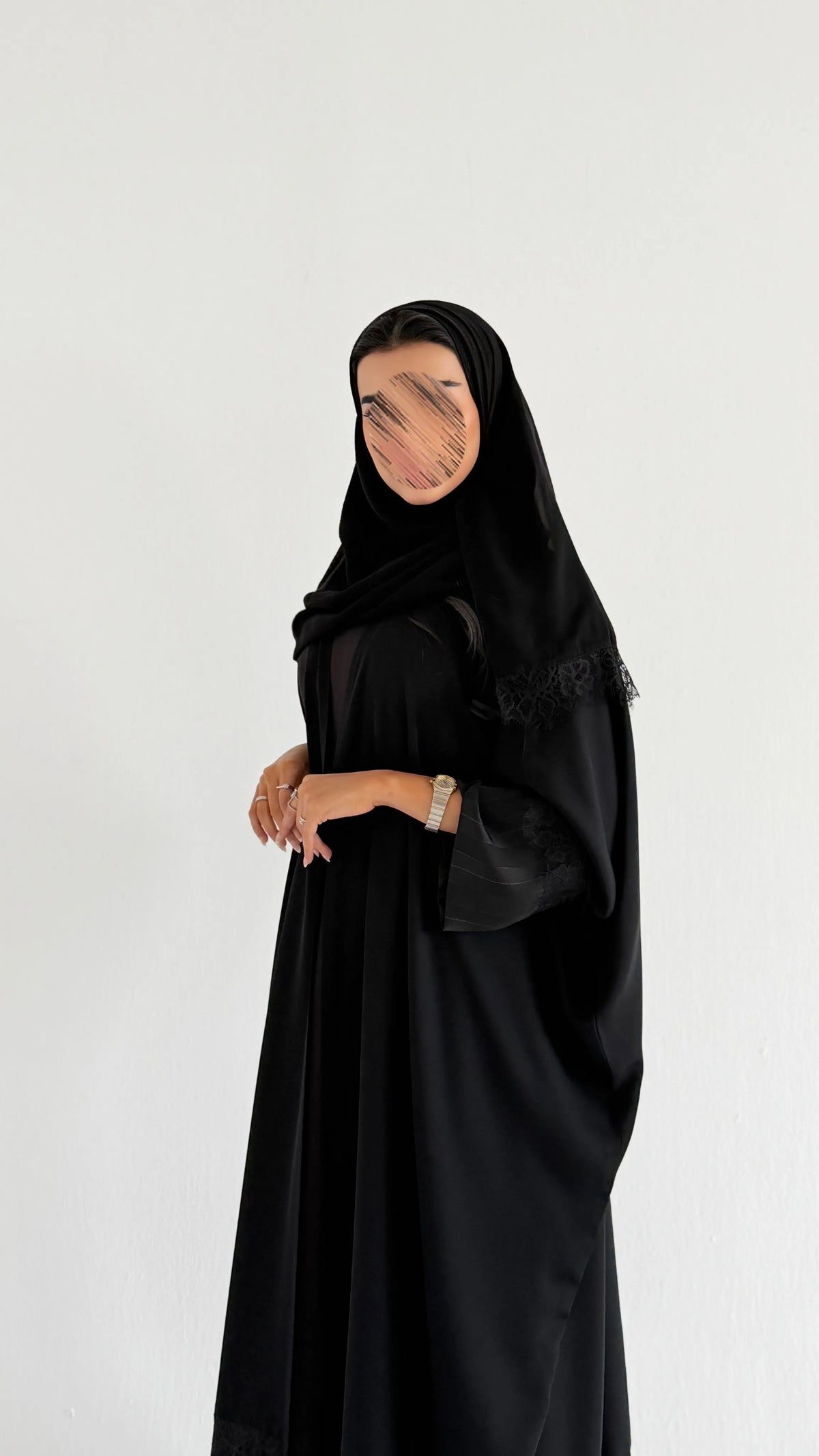 MWT1288  - عباية اسود بتدخيلة مخطط ودانتيل - Aya
