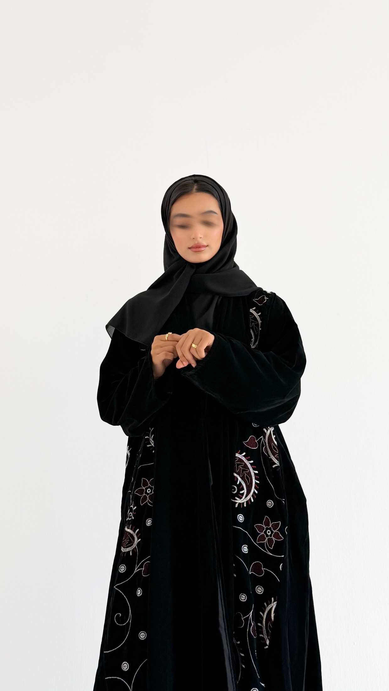MW1802 - عباية مخمل مع اضافة تطريز كمبويتر على الجوانب - Aya