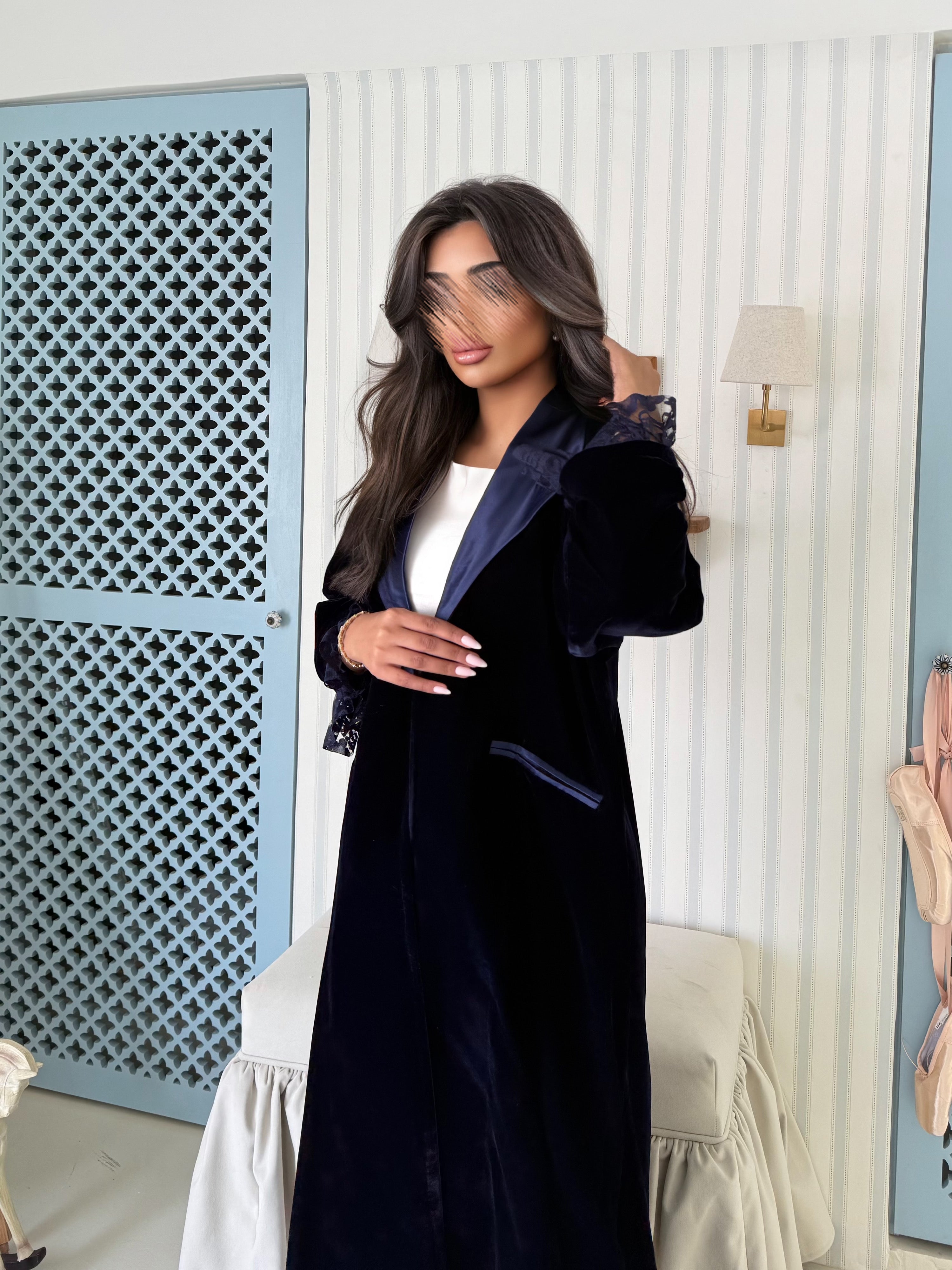 MWT975 - عباية مخمل مع تدخيله دانتيل بالاكمام