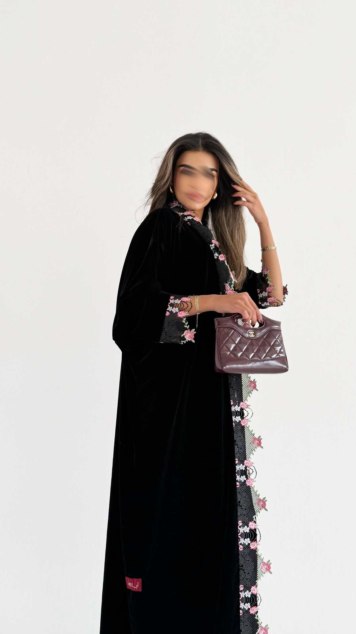 MWT735 - عباية مخمل اسود مع  تدخيلة كلفه ورود - Aya