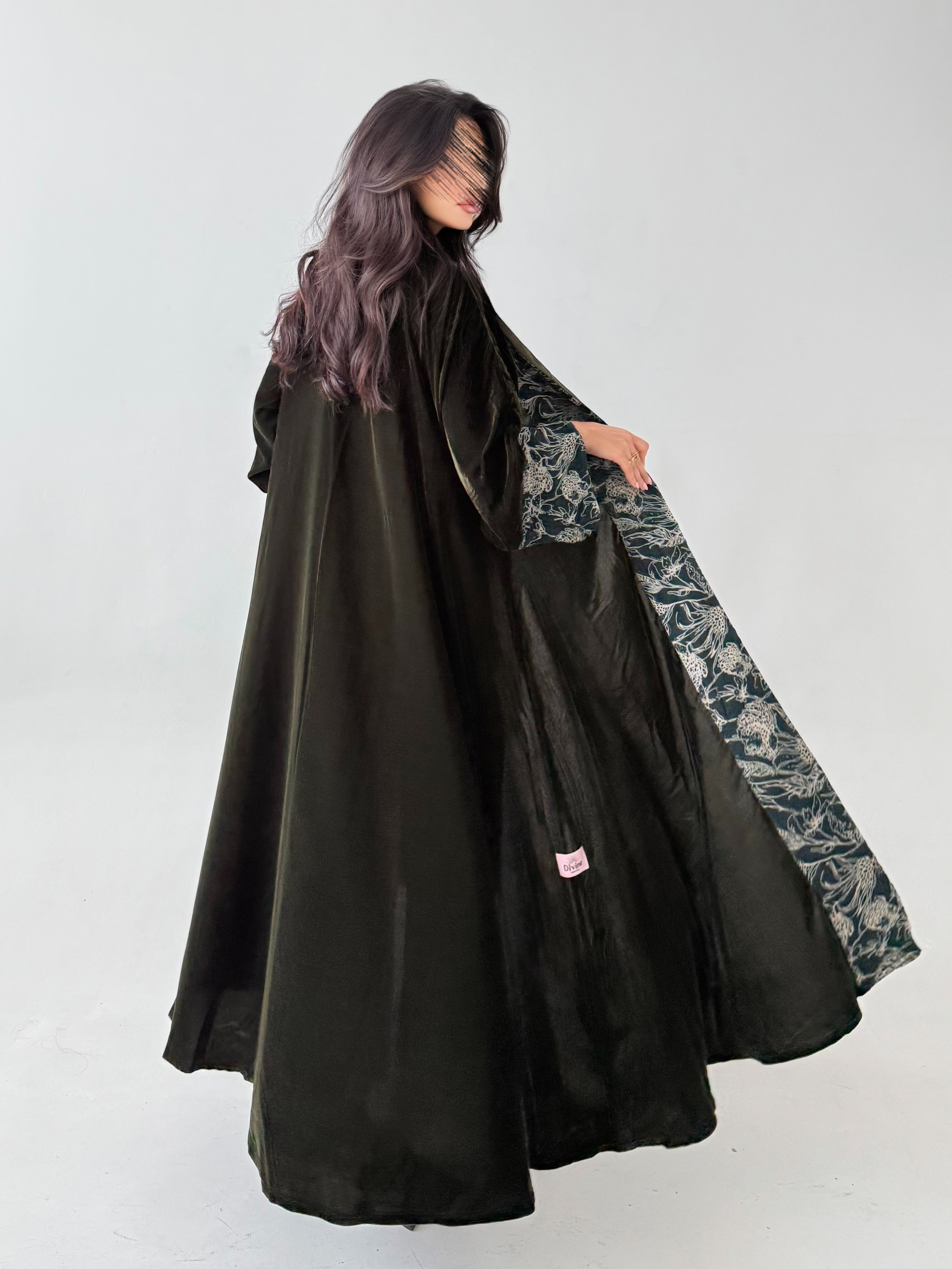 MWT809 - عباية مخمل مع تدخيلة مشجر