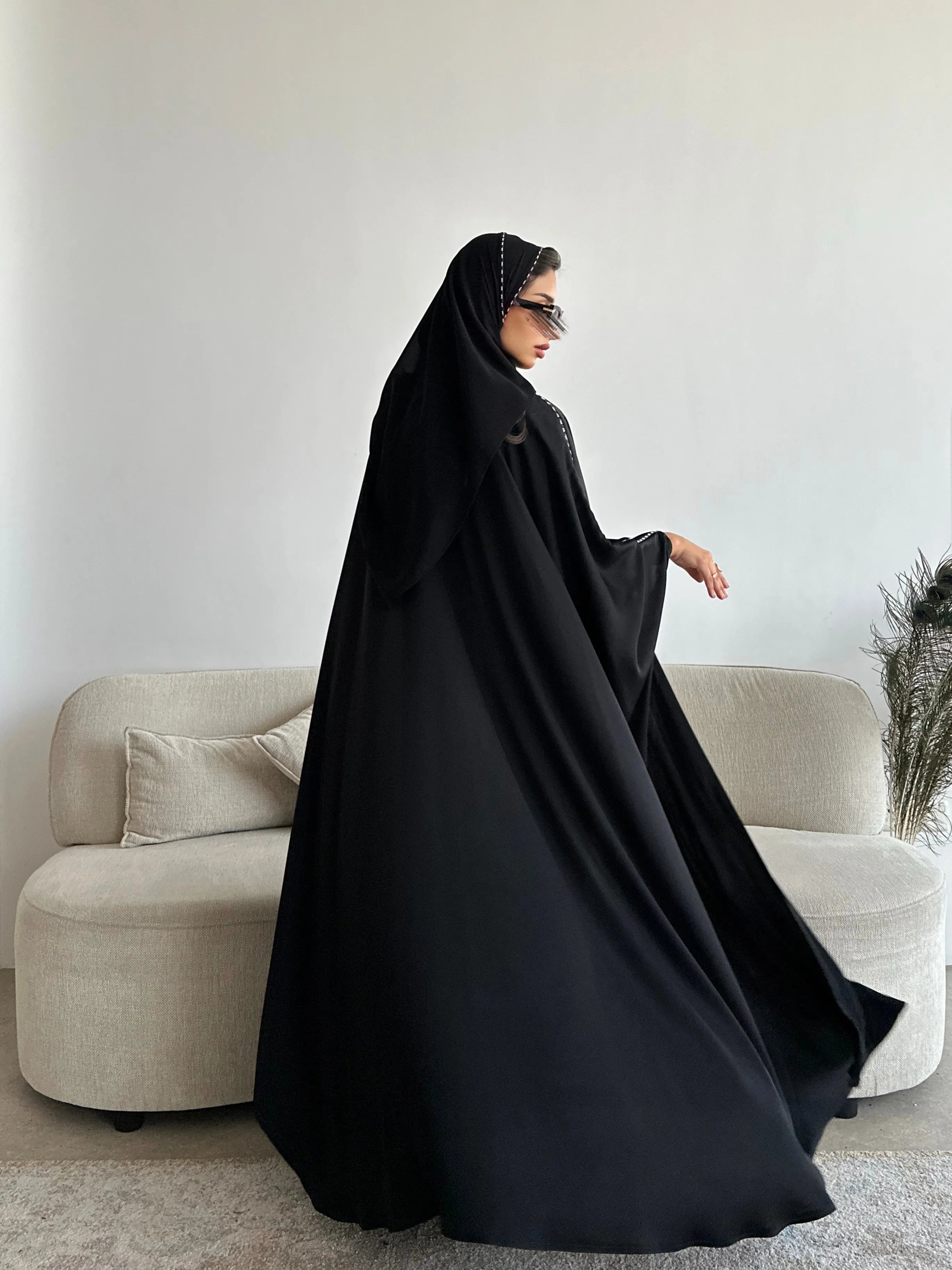 MWT4392 - عباية تيك توك بشت بكريستال أسود - Aya
