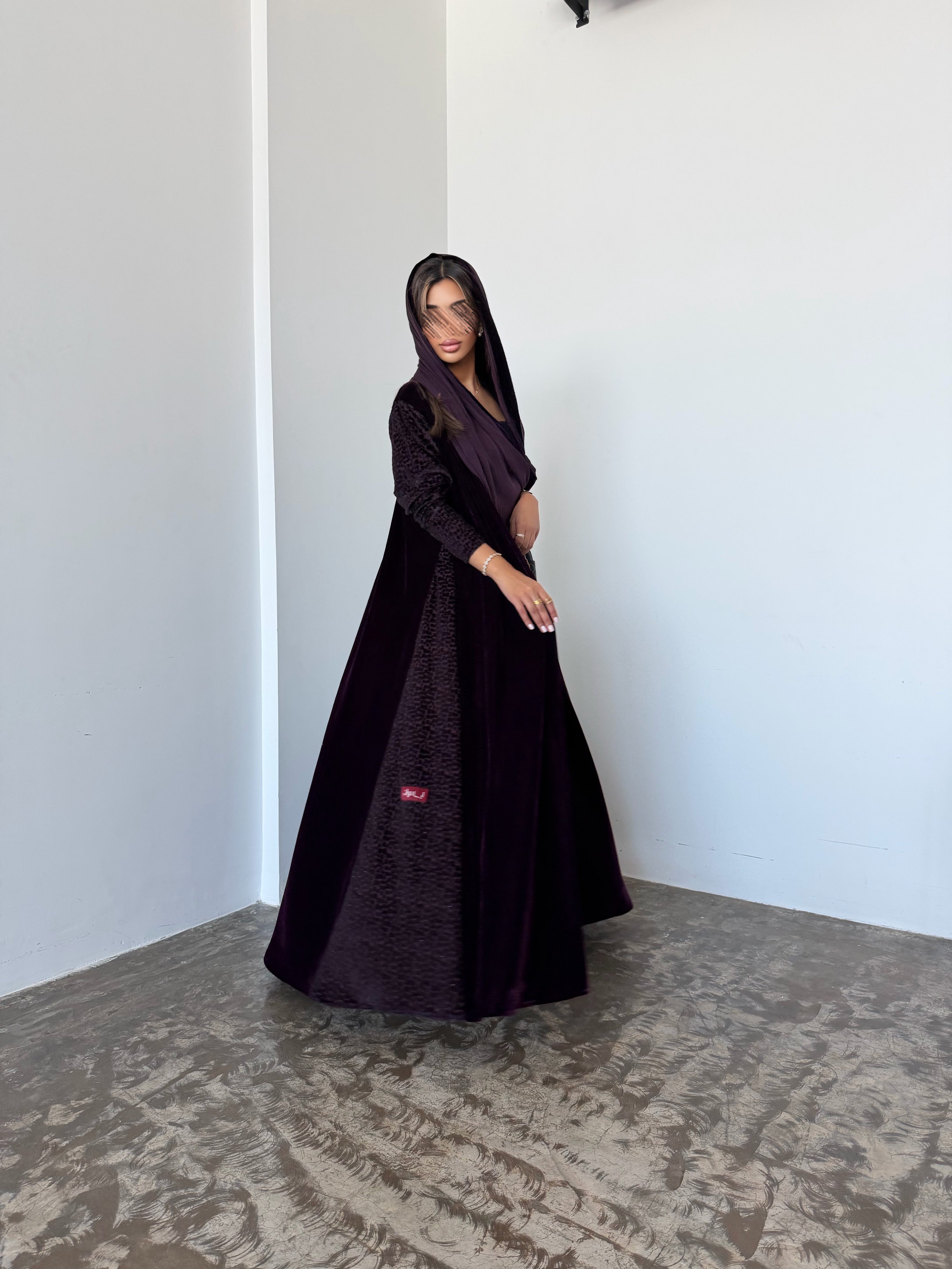 MWT953 - عباية مخمل مع تدخيلة لمعه بالاكمام والجوانب