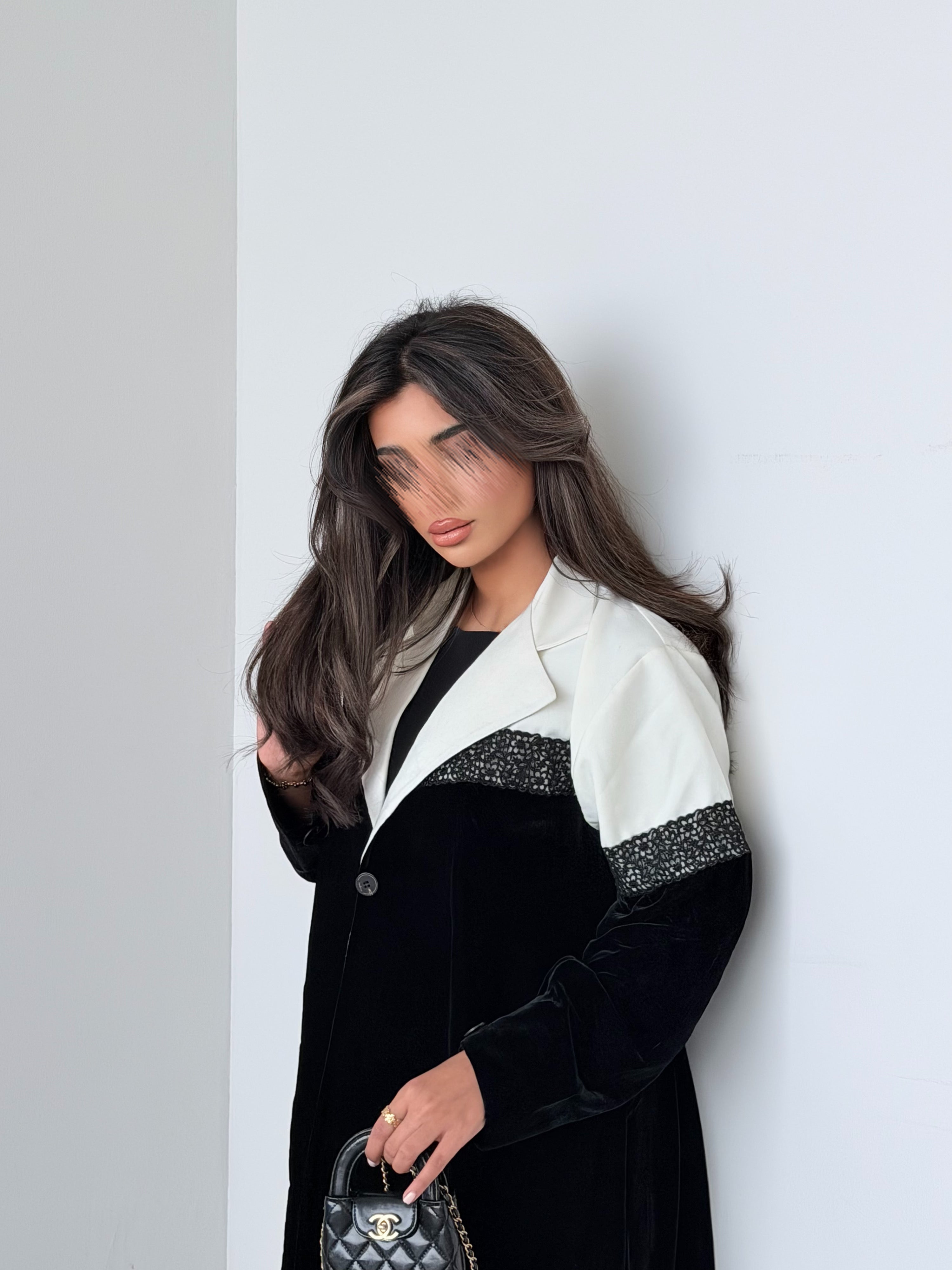 MWT985 - عباية مخمل مع تدخيلات ياقة ابيض واضافة كلفه ورد اسود