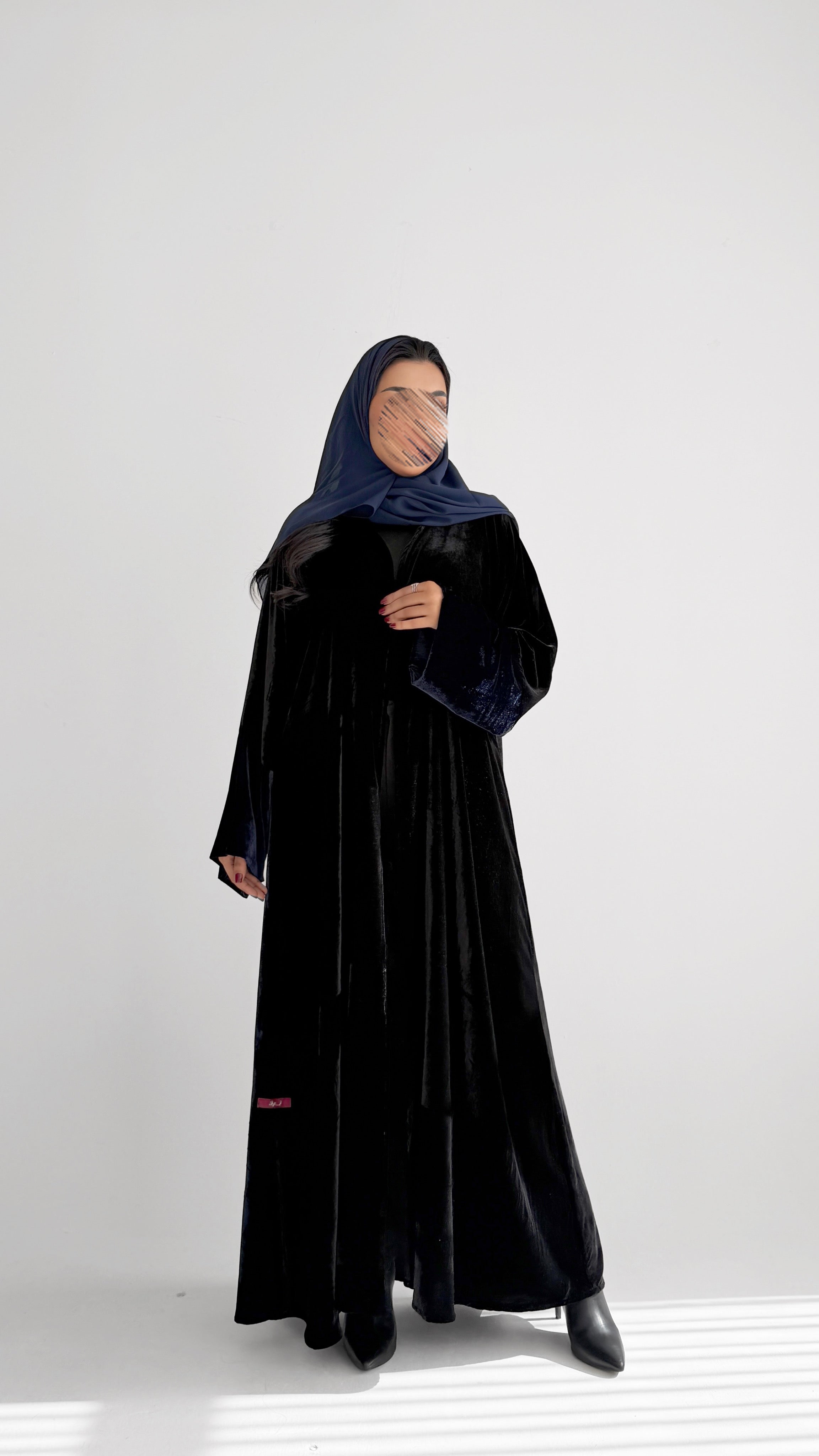 MWT765 - عباية مخمل كحلي مع أسود - Aya