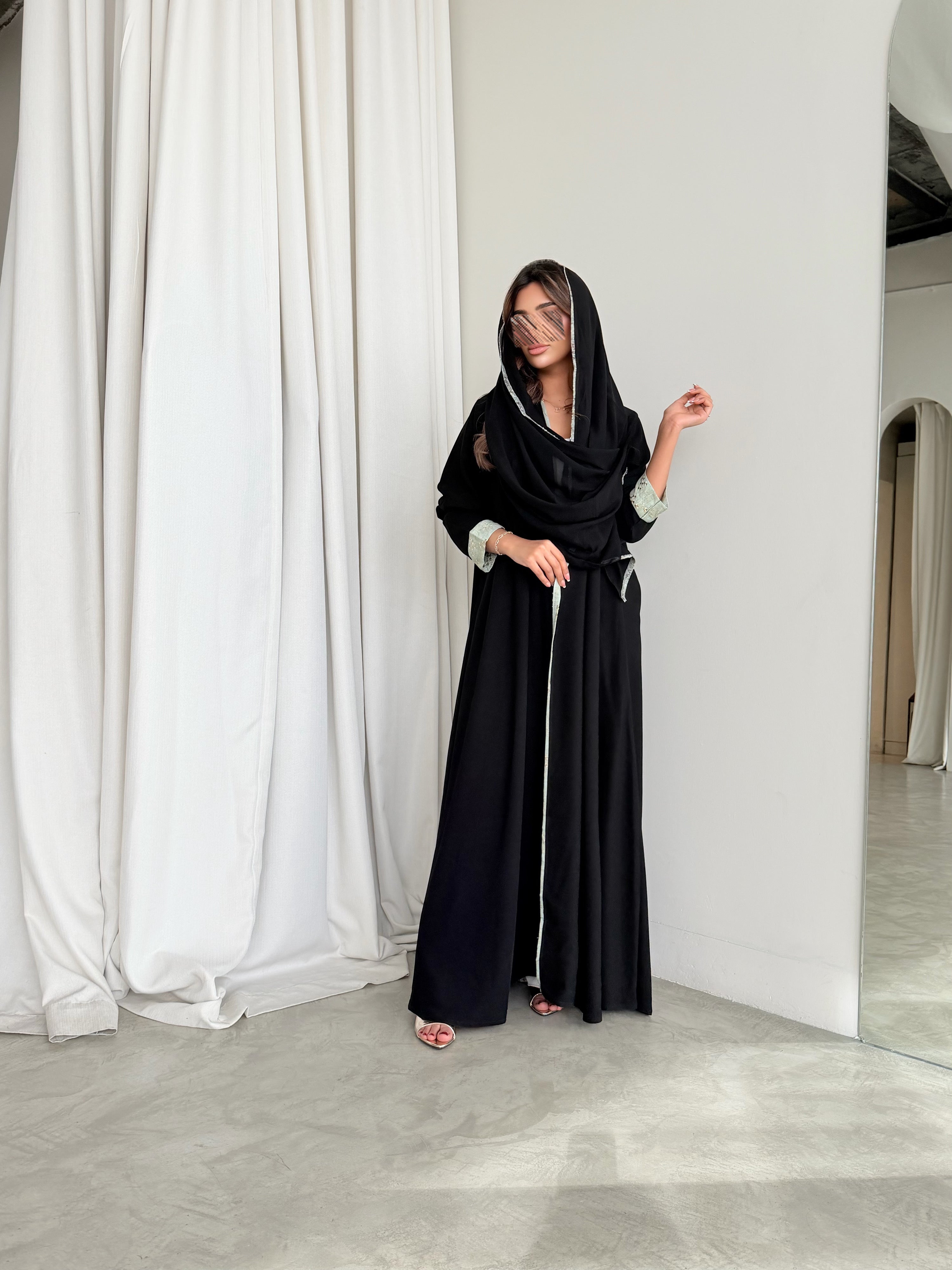 MWT795 - عباية كريب اسود مع تدخيله قماش لنن هندي - Aya