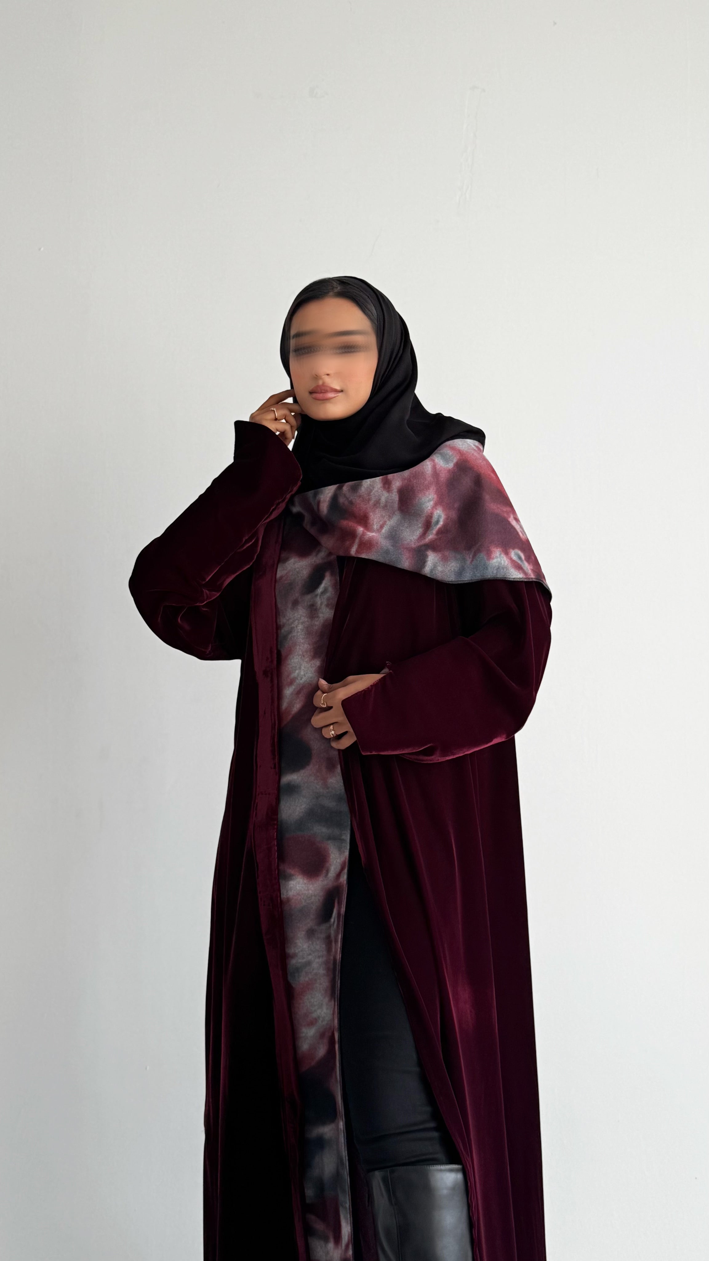 MW1846 - عباية مخمل فاخرة بتصميم قطعتين من الصوف الطباعة تمنحك اطلالة راقية وعصرية