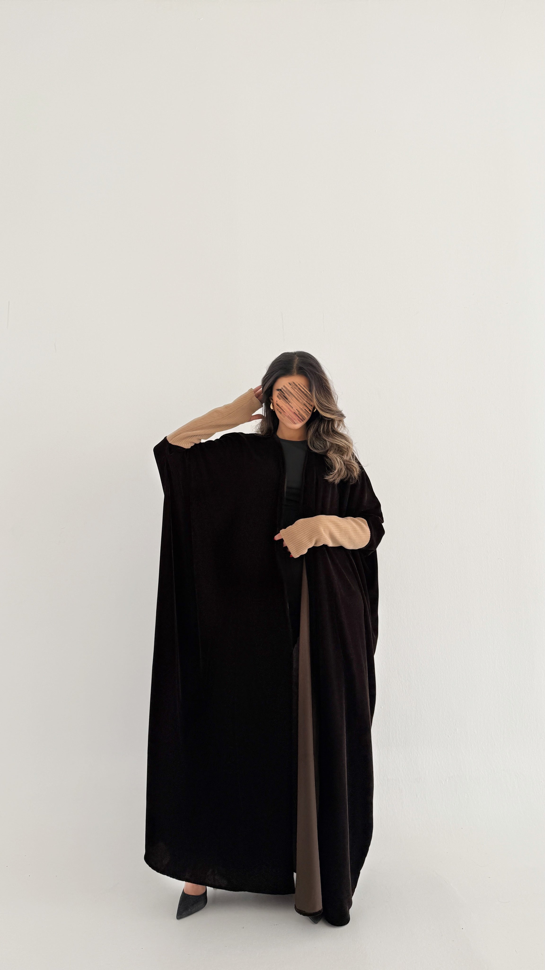 MWT748 - عباية مخمل بأكمام استرتش - Aya