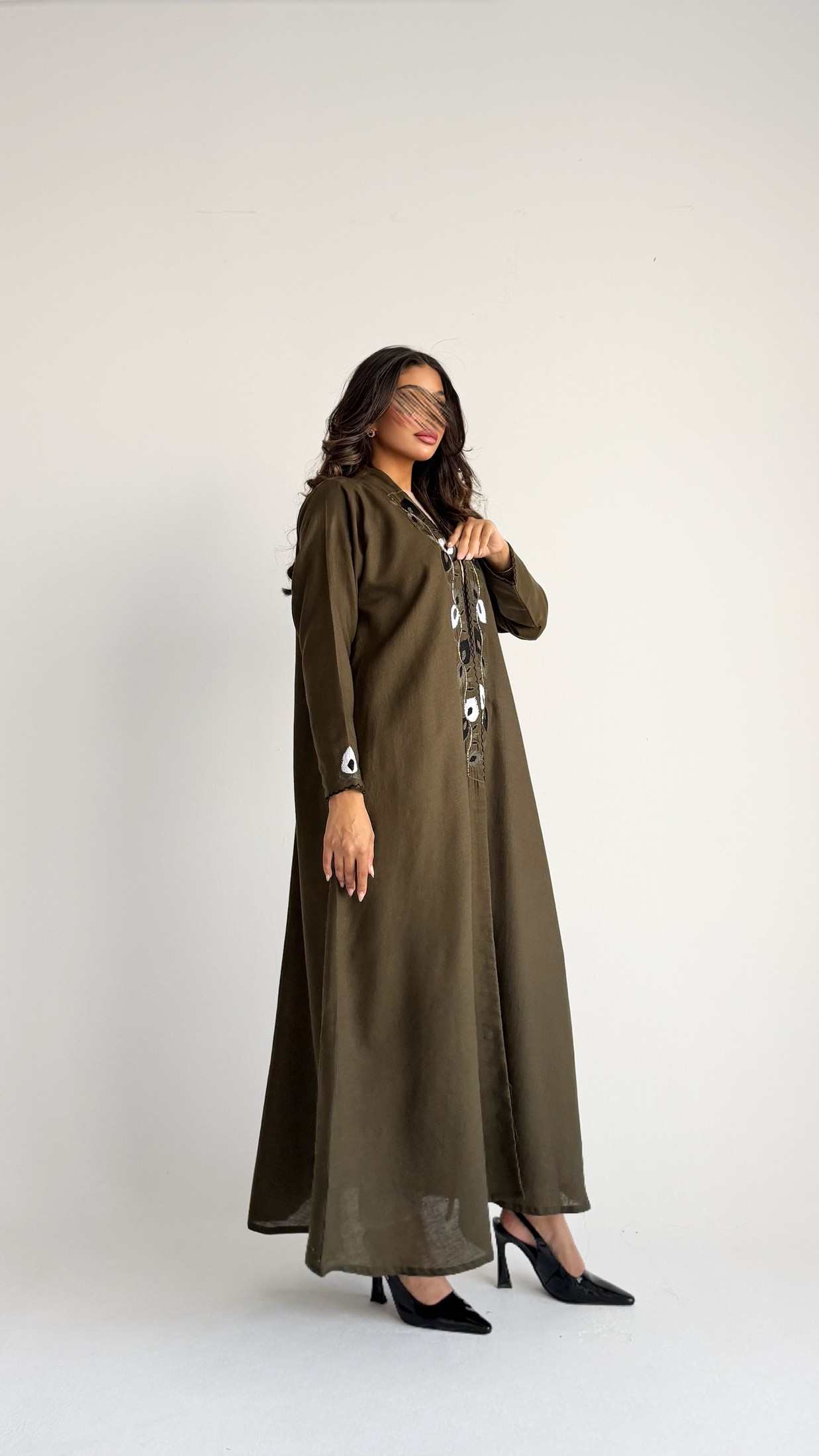 MWT1242 - عباية تطريز و شك يدوي من الامام - Aya