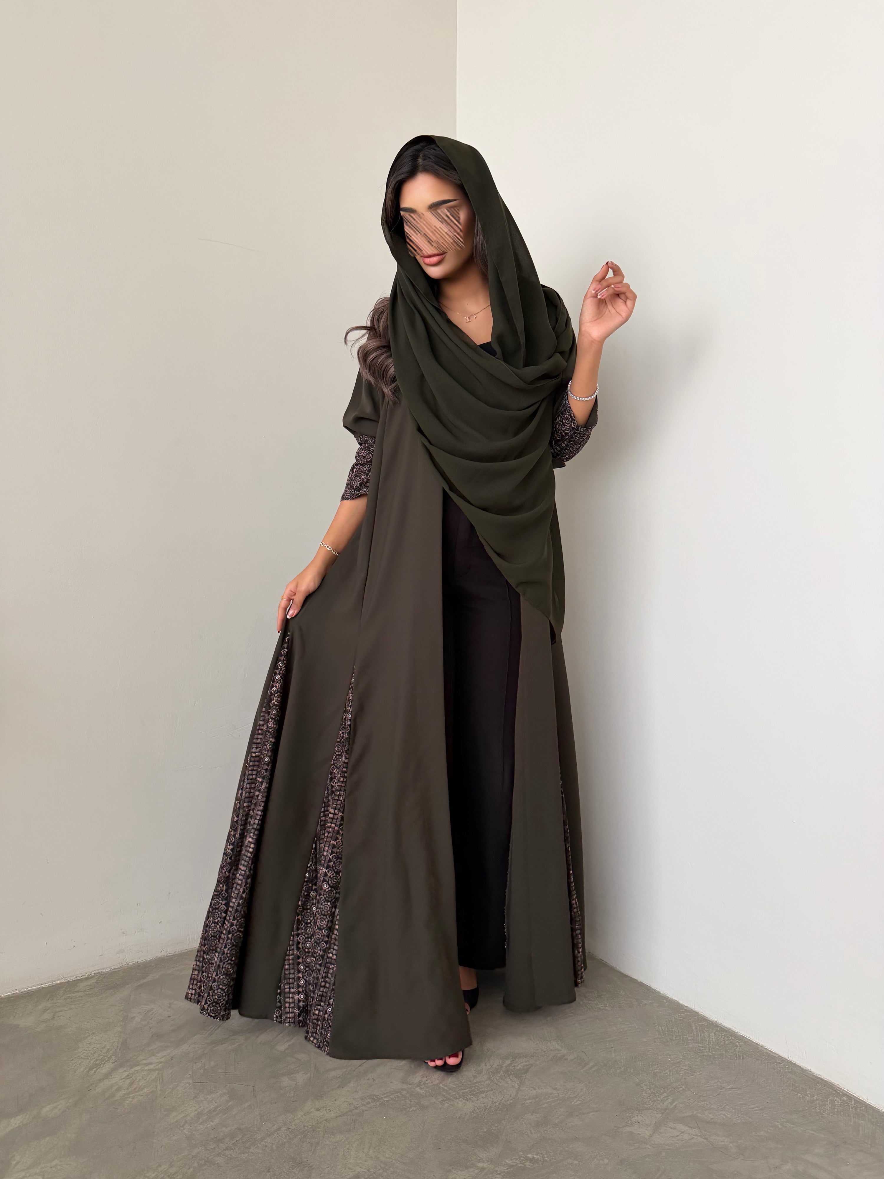 MWT770 - عباية كريب مع تدخيلة لنن هندي - Aya