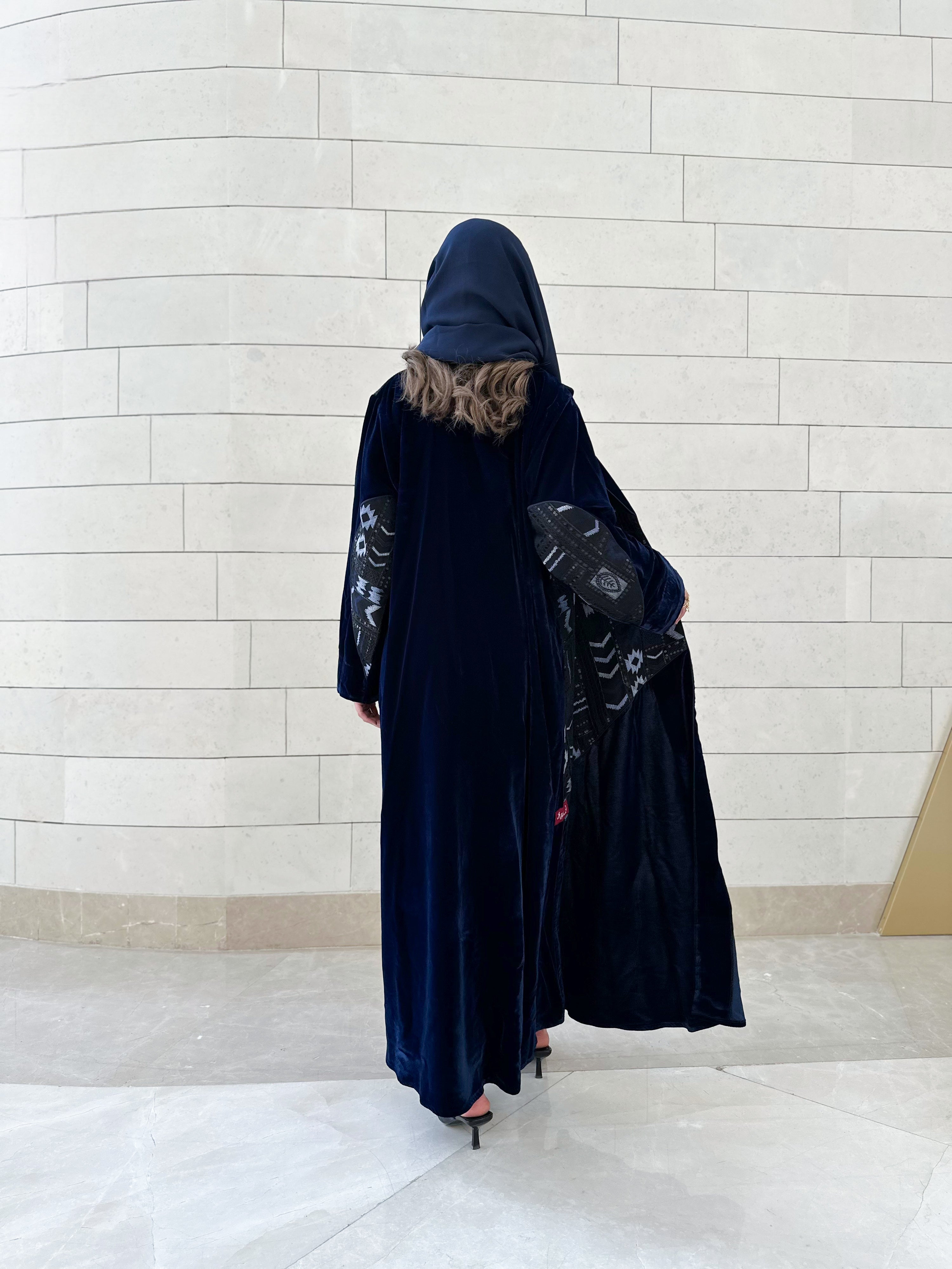 MWT546 - عباية مخمل كحلي مع تطريز هندي - Aya