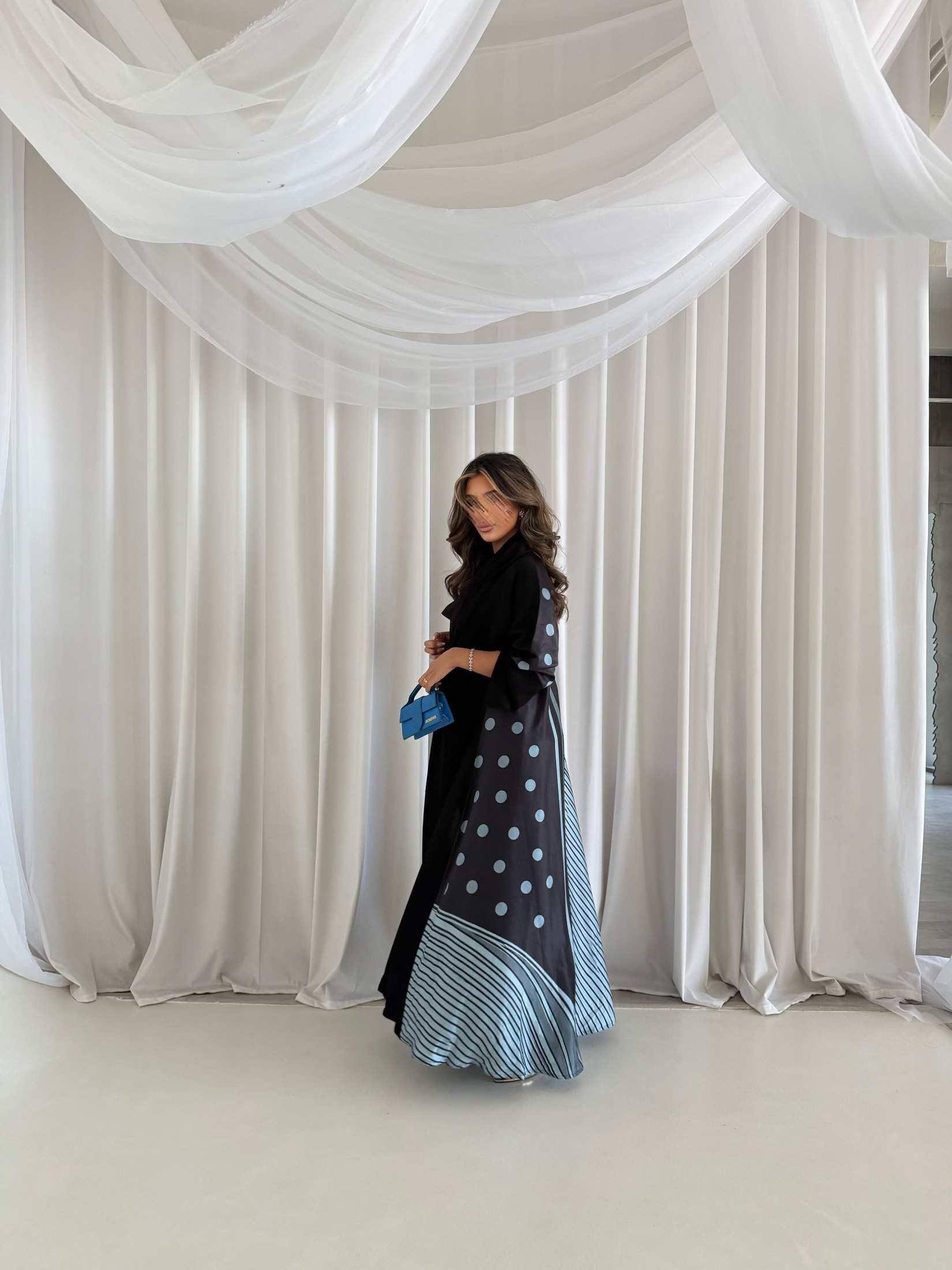 MWT2111 - عباية سوداء من الأمام وطباعة من الخلف -Black Abaya with a Printed Back - Aya