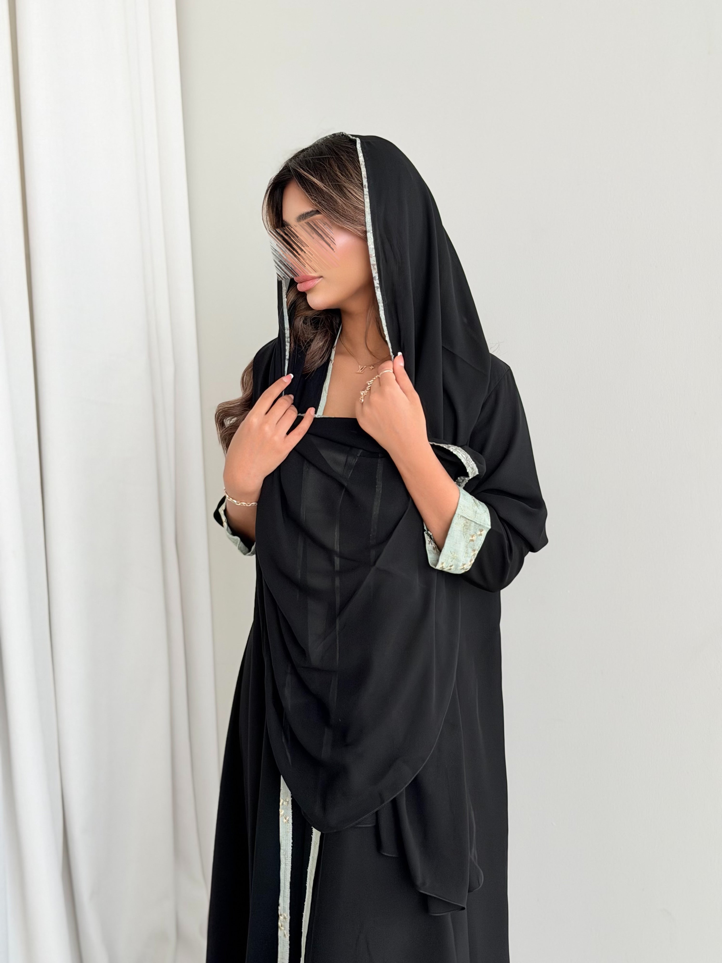 MWT795 - عباية كريب اسود مع تدخيله قماش لنن هندي - Aya