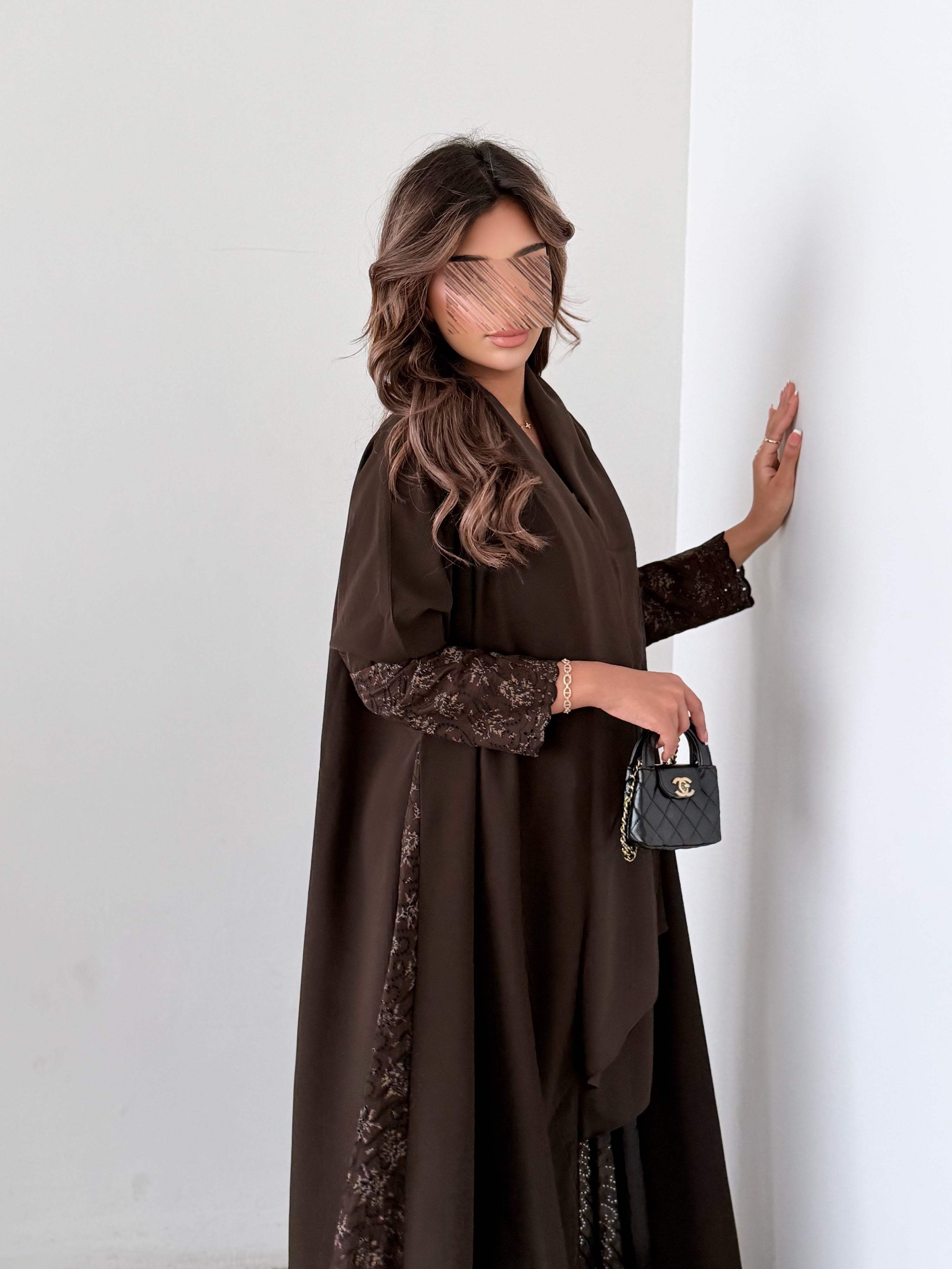 MWT782 - عباية بنية مع ركامة بنية موردة - Aya