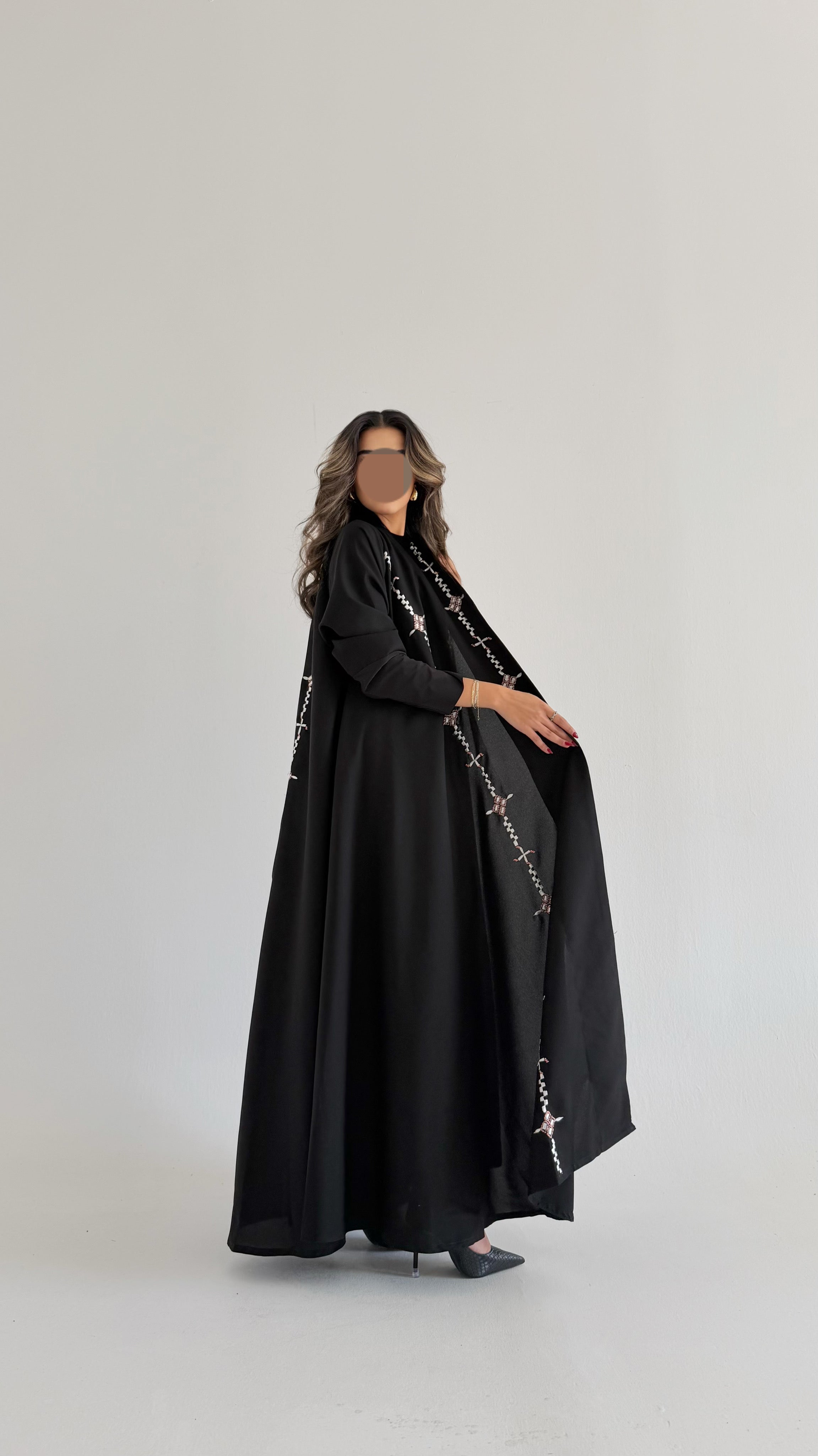 MWT640 - عباية اسود تطريز