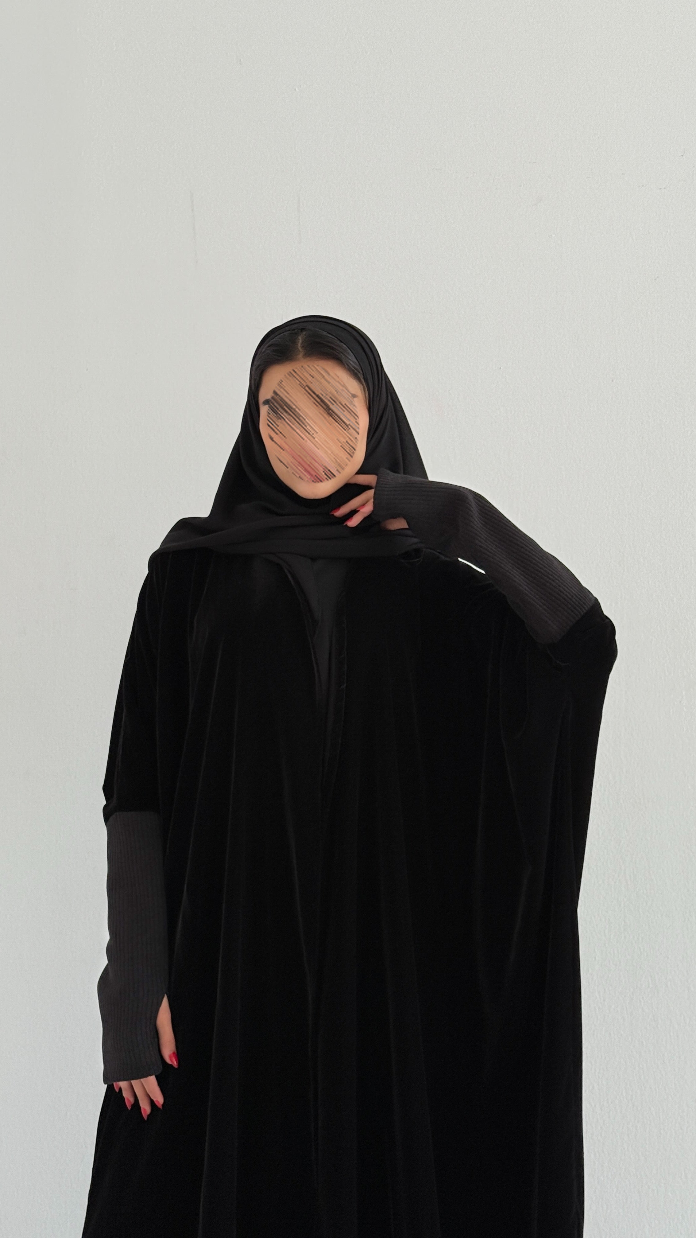 MWT749 - عباية مخمل بأكمام استرتش - Aya